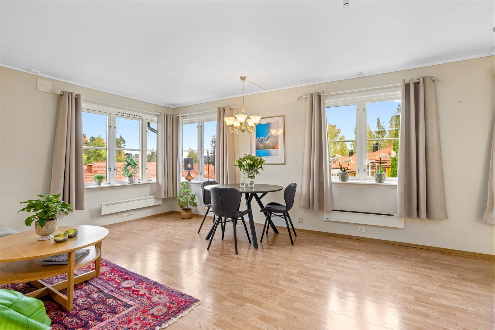 Den åpne og romslige stuen har plass til både en stor sofagruppe, spisegruppe og TV-hjørne. Galleribilde