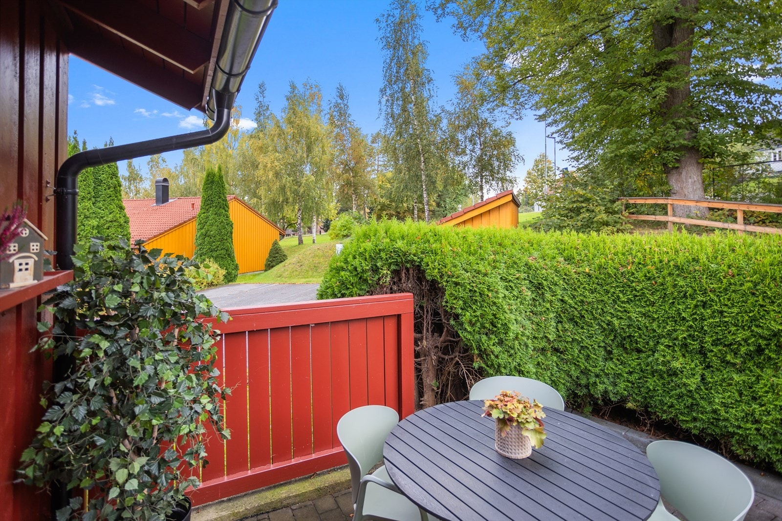 Uteplassen ligger skjermet bak levegg og hekker. Galleribilde