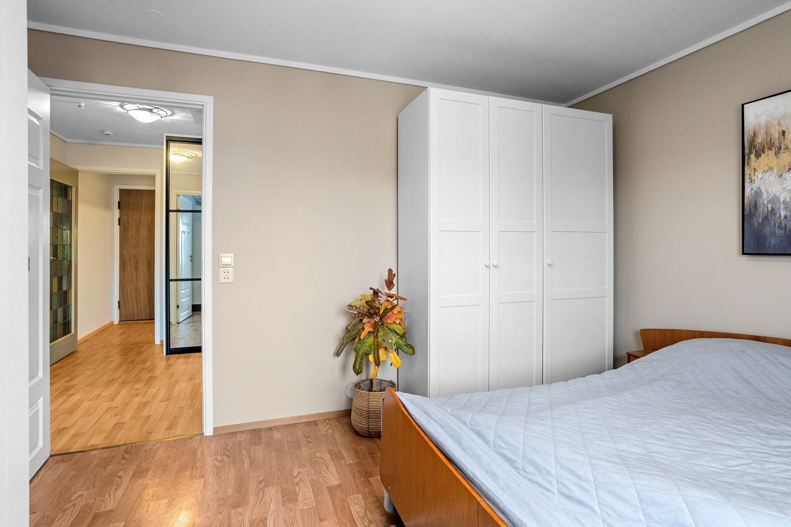 Og et frittstående garderobeskap. Galleribilde