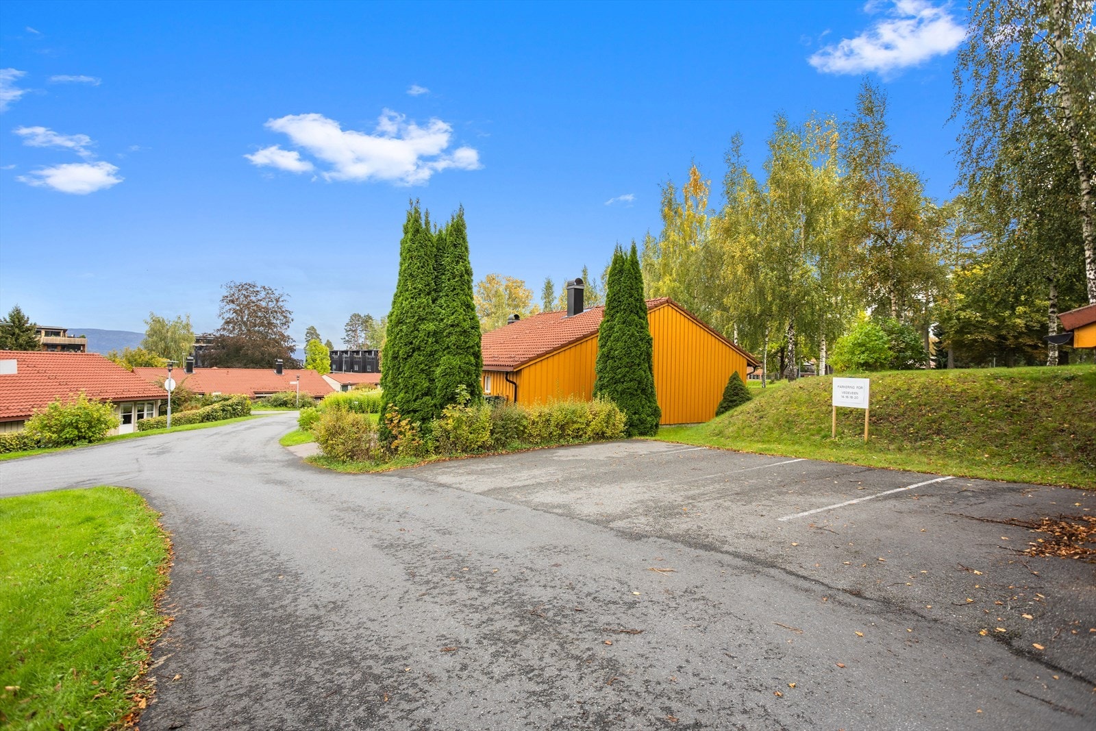 Det er flere gjesteparkeringer rett utenfor på borettslagets eiendom. Galleribilde