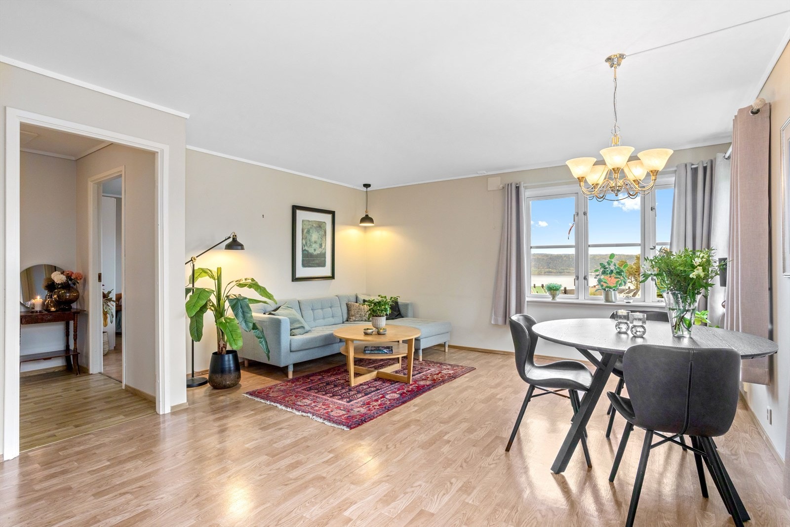 Dette lyse og luftige oppholdsrommet inviterer til avslapning og gir deg muligheten til å nyte den nydelige utsikten. Galleribilde