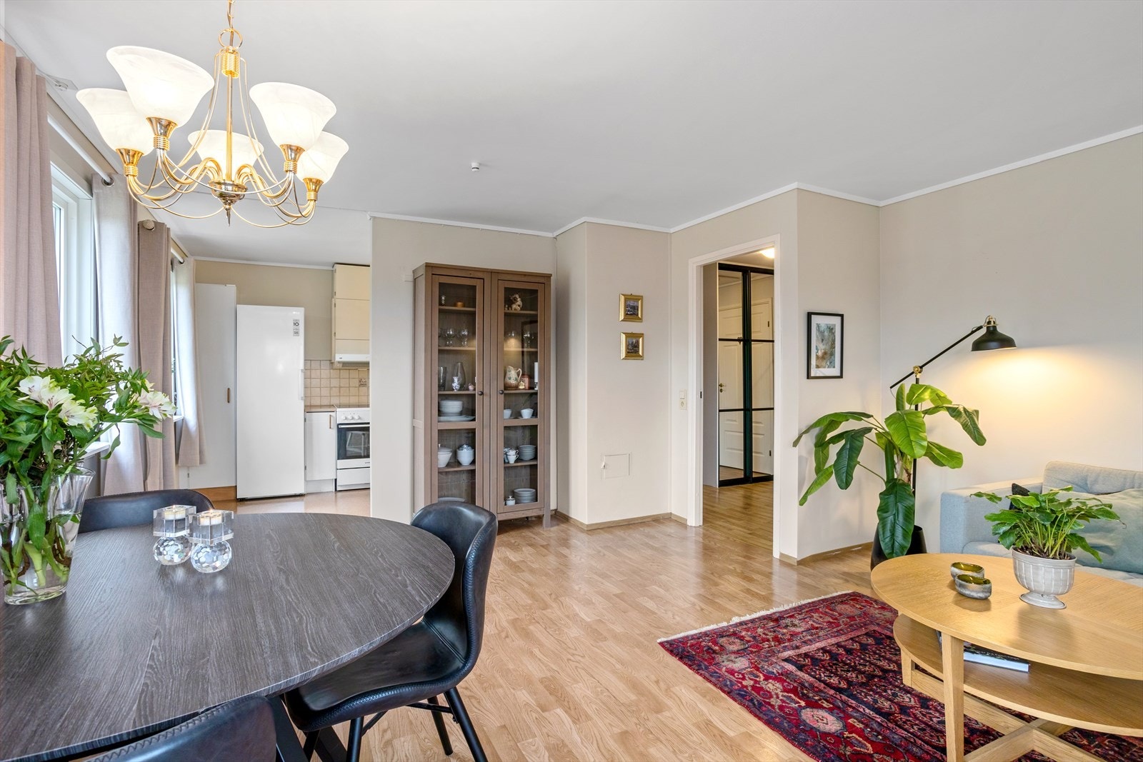 Stuen ligger i en delvis åpen løsning mot kjøkkenet. Galleribilde