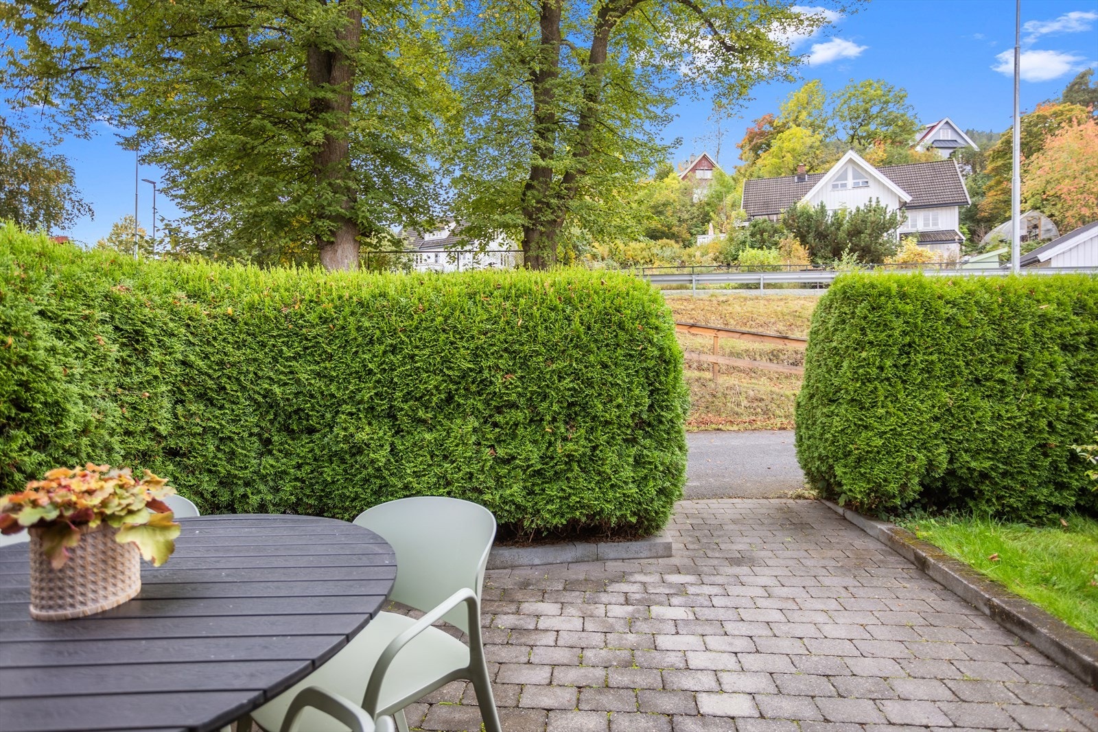 En trivelig og godt tilrettelagt uteplass på 16 kvm rett utenfor inngangsdøren. Galleribilde