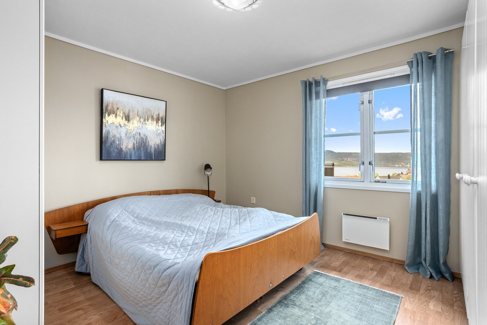 Her er det god plass til dobbeltseng, nattbord og flere garderobeskap. Galleribilde