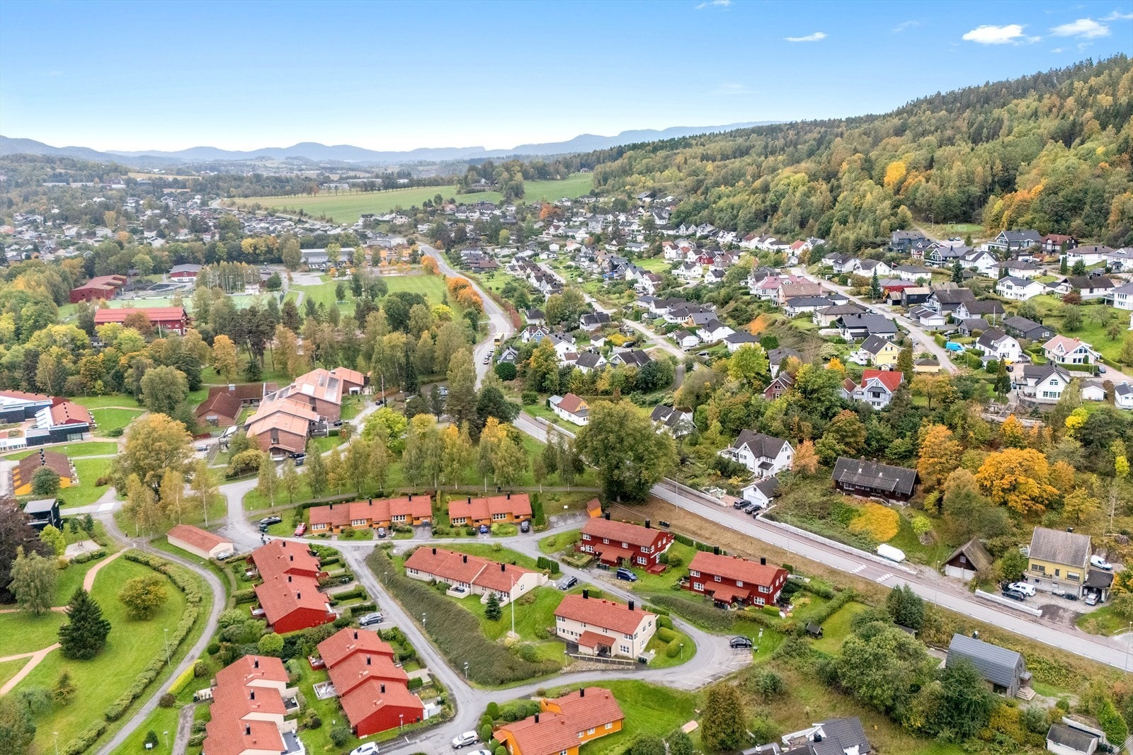 Videre er det kort avstand til to dagligvarebutikker, idrettsanlegg og flott turterreng mot Nordbykollen. Galleribilde