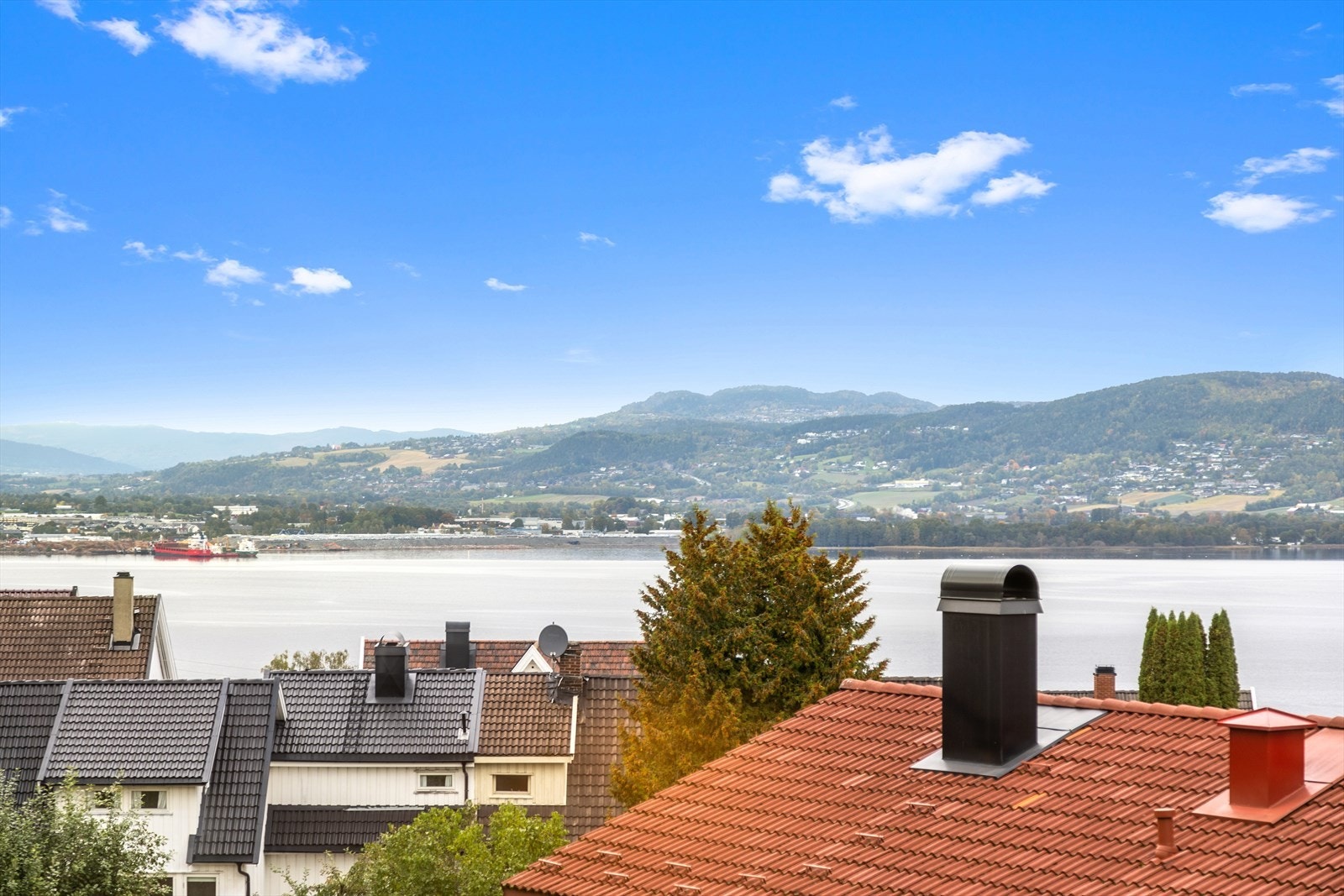 Nydelig fjordutsikt fra vindusposten. Galleribilde