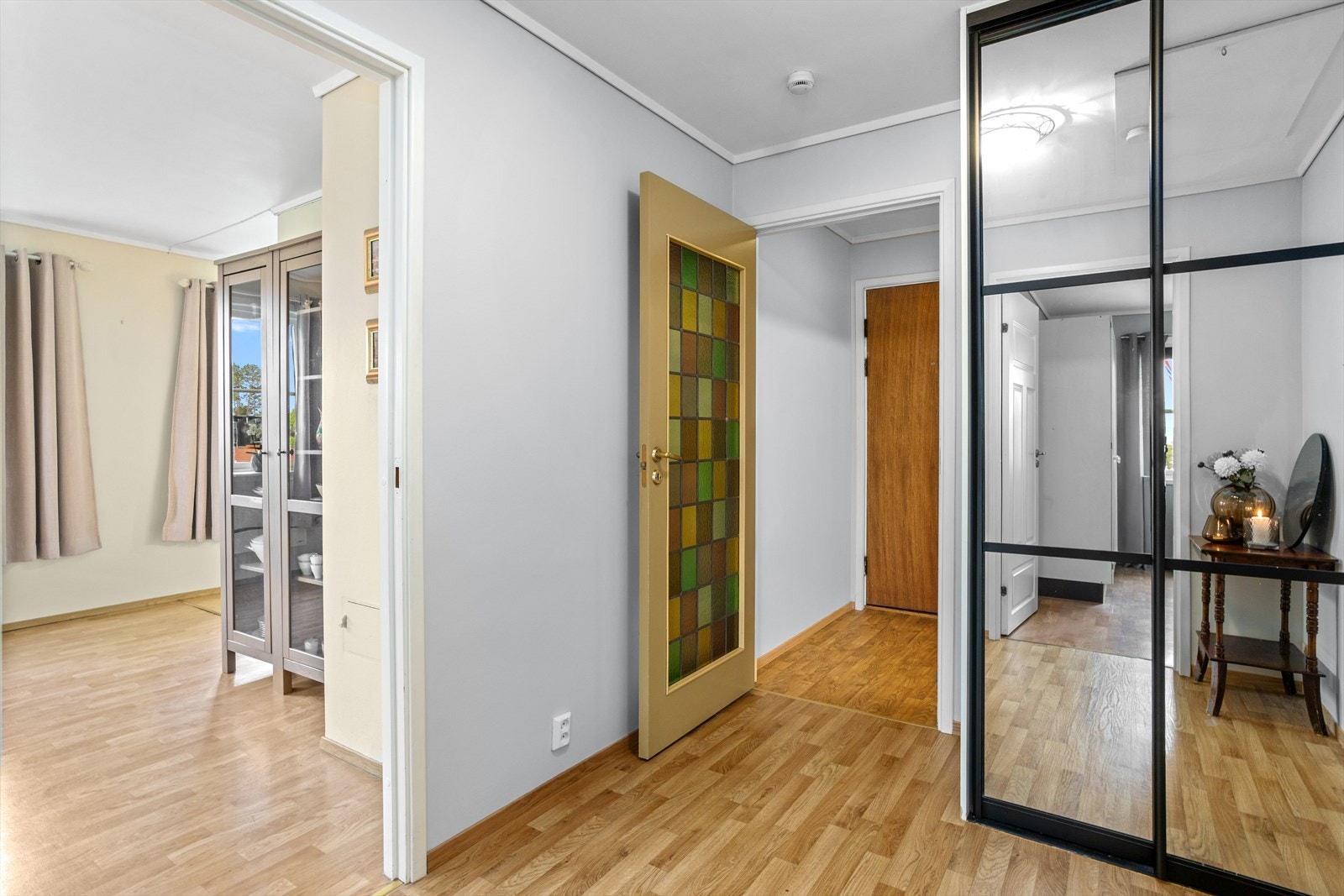 Romslig hall med skyvedørsgarderobe med speil for ytterligere oppbevaringsmuligheter. Galleribilde