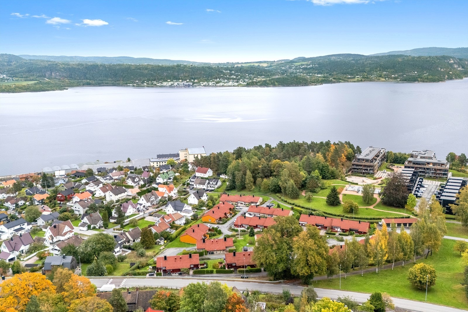 Boligen har en meget attraktiv og fredelig beliggenhet i et rolig boligfelt med vakker utsikt og lite gjennomgangstrafikk. Galleribilde