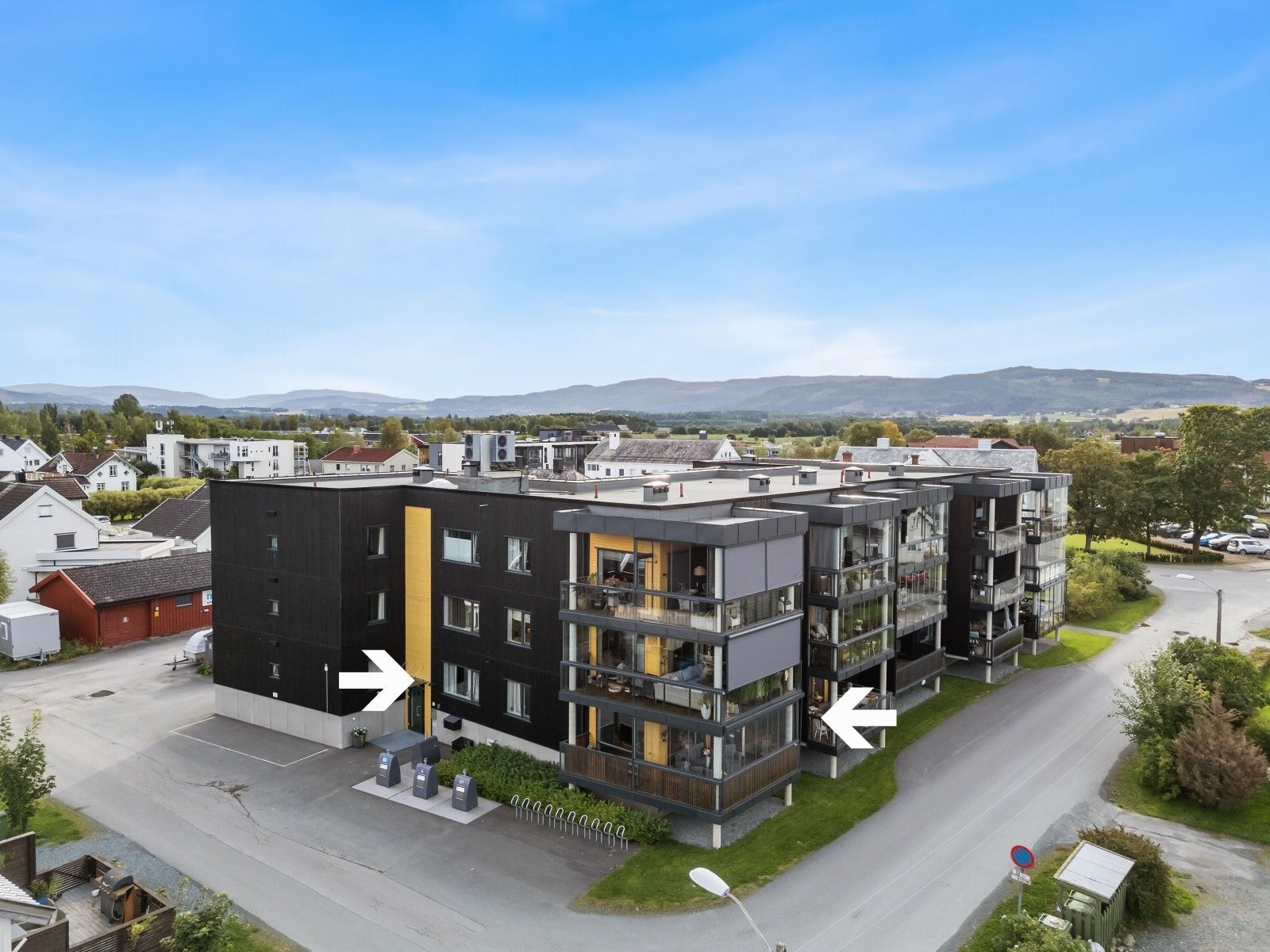 Leiligheten har en utmerket beliggenhet på hjørnet mot vest/nord, i høy 1. etasje. Galleribilde