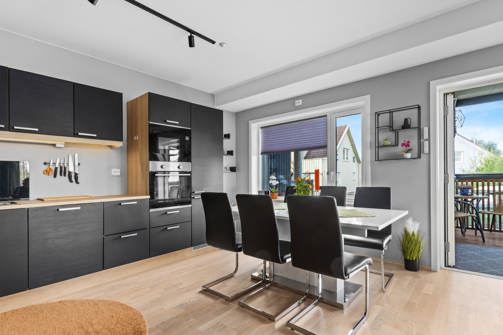 Integrerte hvitevarer medfølger i handelen. Galleribilde