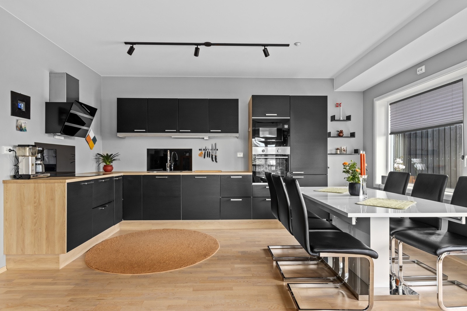 Lekkert og tidsriktig kjøkken levert av Interiørsenteret. Vesentlig oppgradert iht. prosjektstandard. Galleribilde