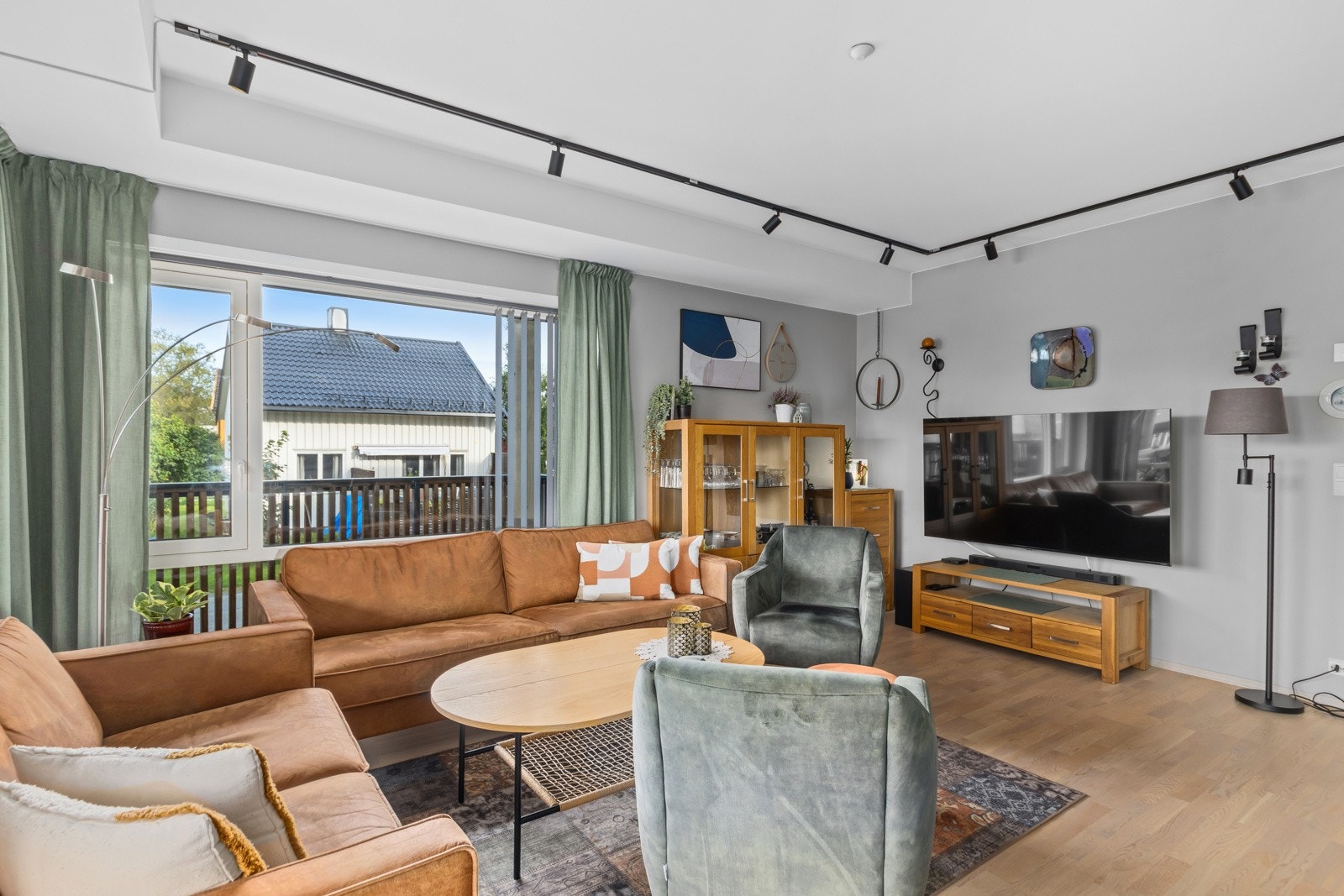 God plass til både sofaløsning og spisebord på stue/kjøkken. Galleribilde