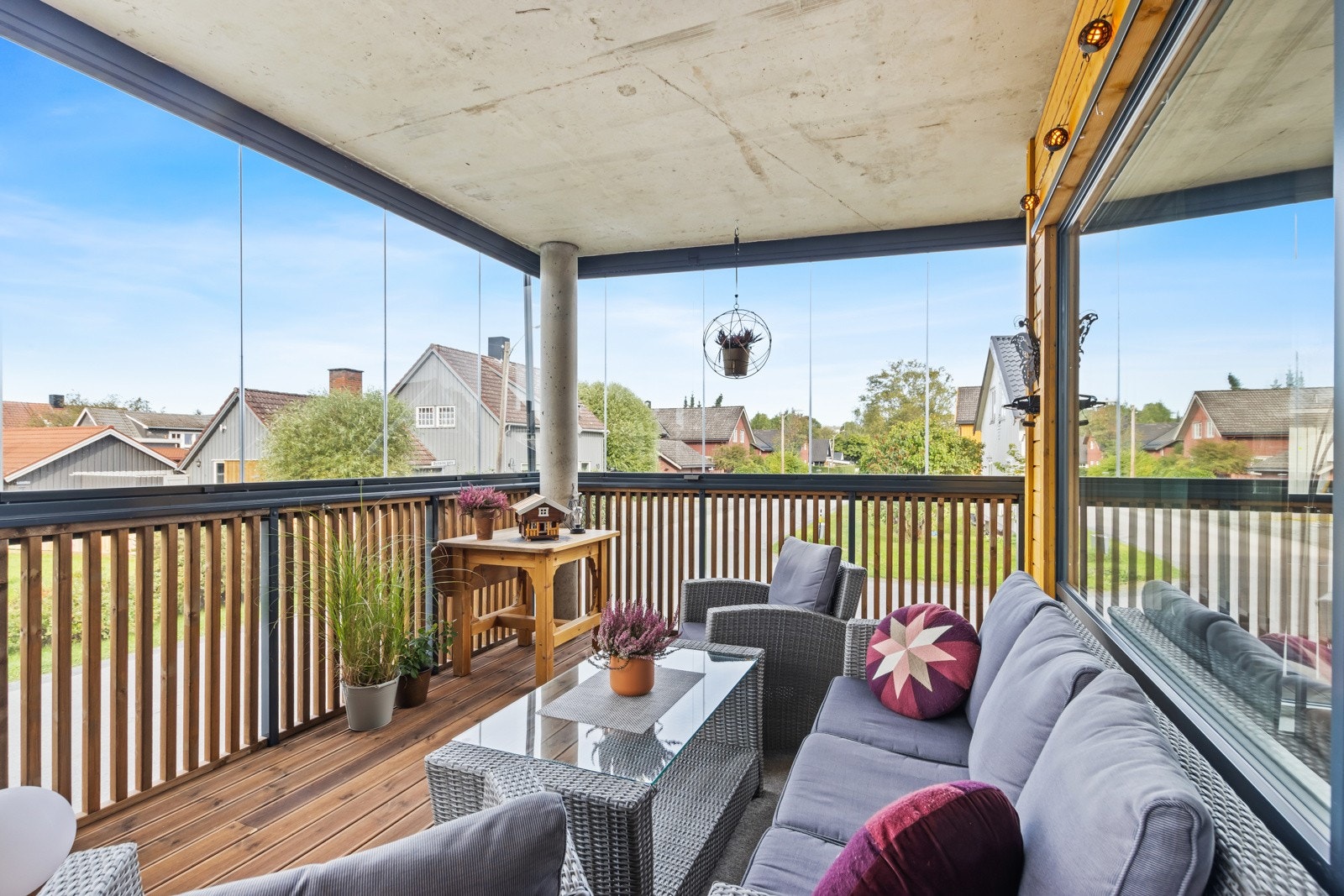 Solrik og romslig, innglasset balkong på 15m². Fungerer som en forlengelsen av stuen, og har høy bruksverdi nesten året rundt. Galleribilde