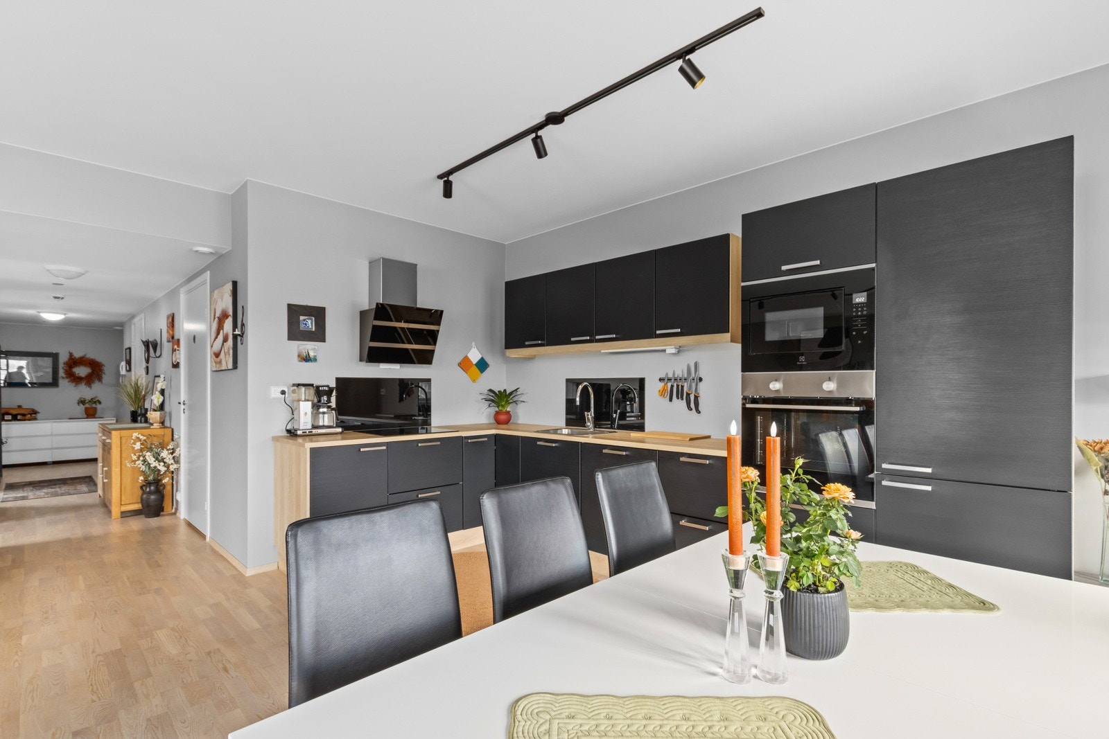 Meget god skap- og benkeplass på kjøkkenet. Galleribilde