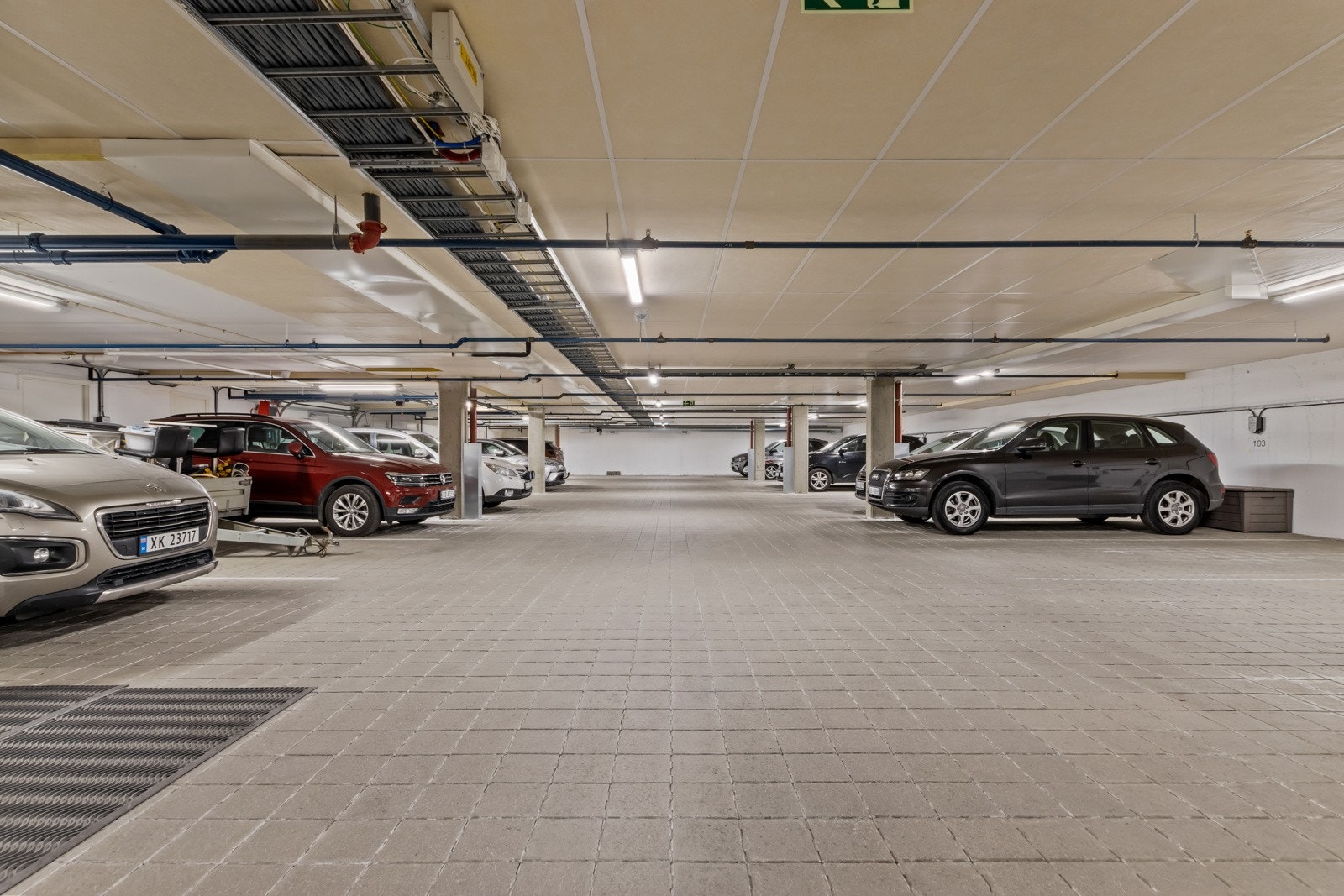 Med leiligheten følger egen, fast p-plass i parkeringskjeller. Galleribilde