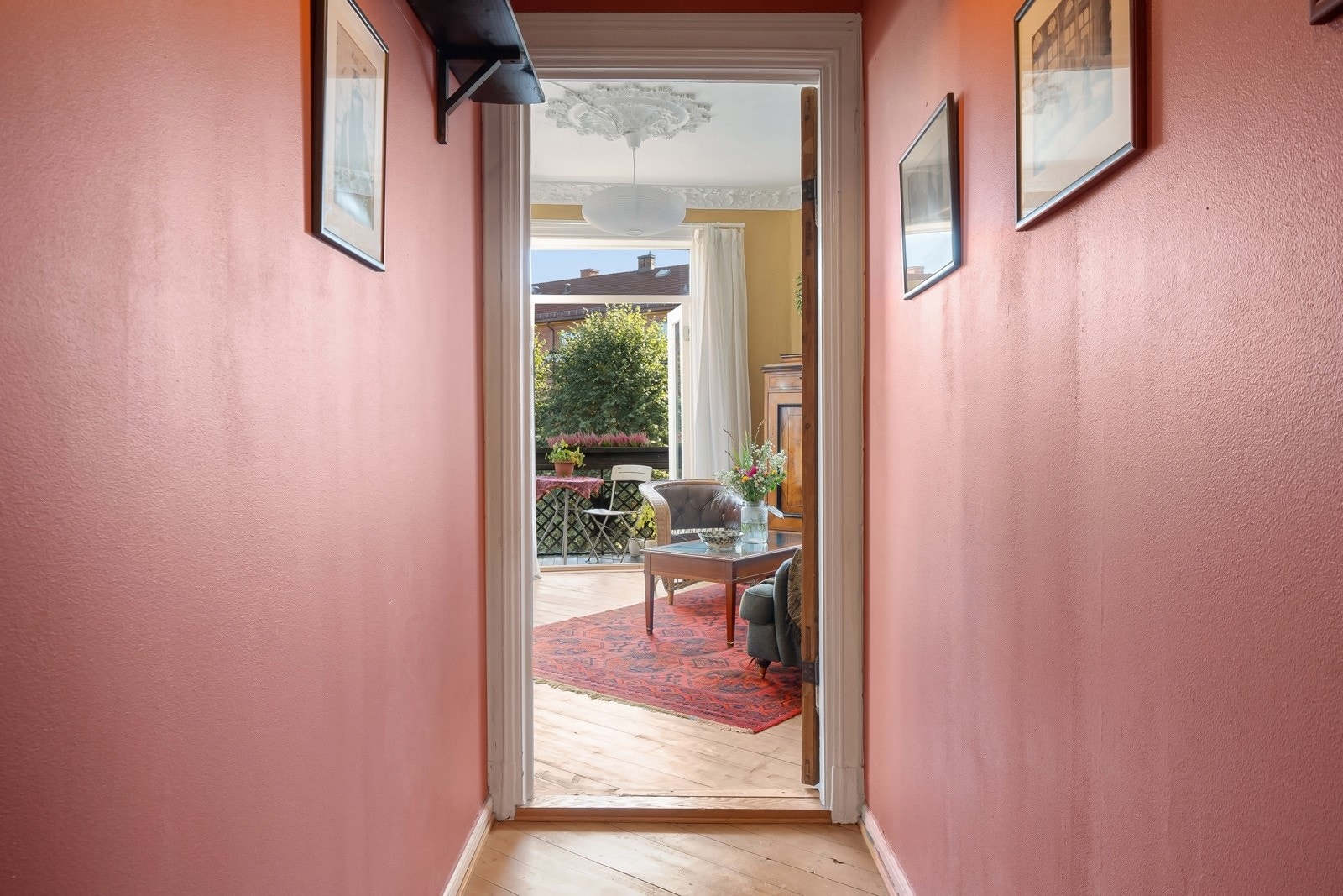 Her får du god takhøyde, velholdte rosetter og lekker stukkatur. Velkommen inn i stuen! Galleribilde