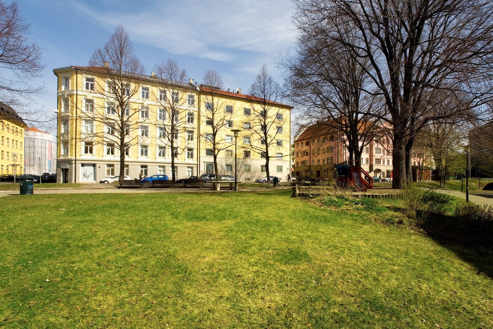 En kort spasertur fra boligen finner du Sofienberg-parken og Botanisk hage, i tillegg til flere andre hyggelige parker i området. Galleribilde