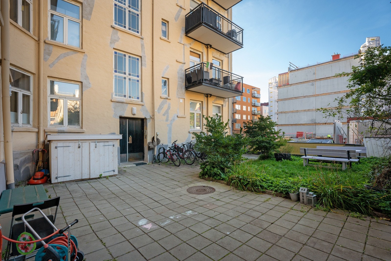 Rolig uteområde hvor du kan parkere sykkelen og nyte solfylte ettermiddager. Galleribilde