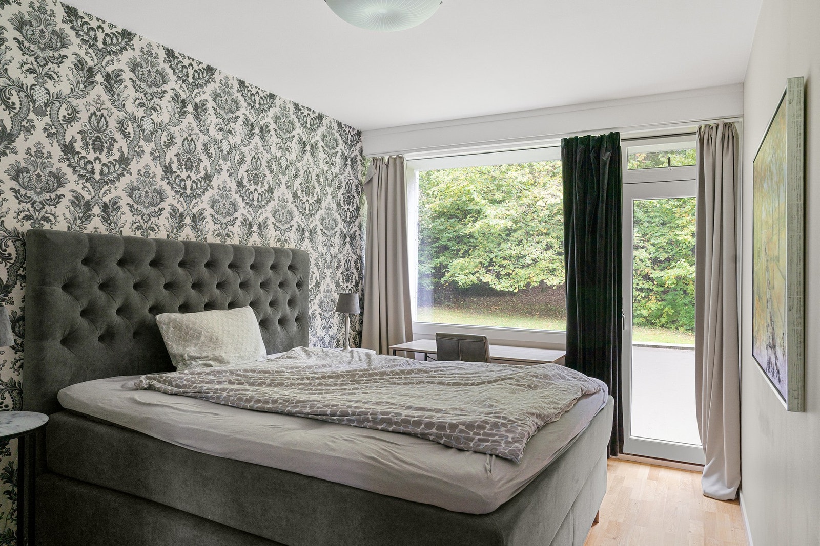 Boligen har tre soverom. Dette er hovedsoverommet med utgang til balkongen. Galleribilde