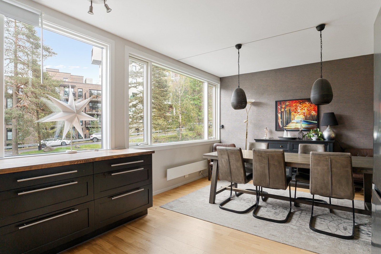 Det er rikelig med skap- og benkeplass på kjøkkenet. Galleribilde