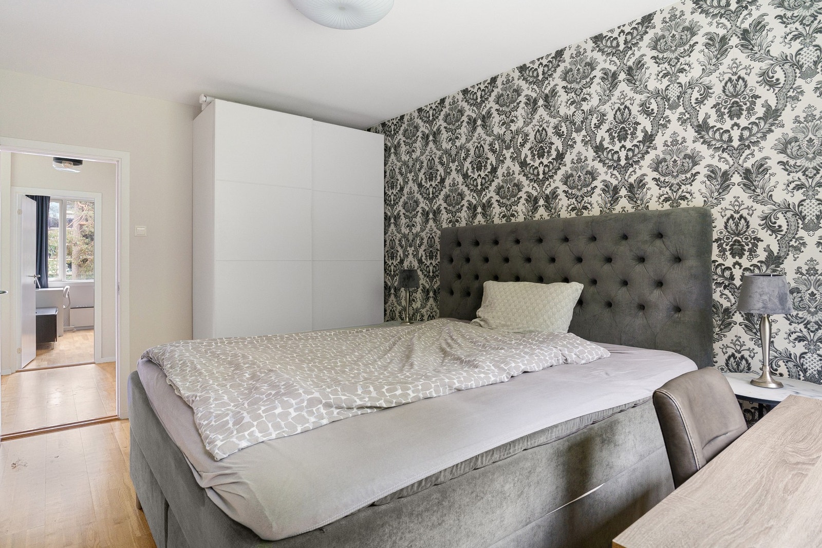 God plass til oppbevaring av klær i skyvedørsgarderobe. Galleribilde