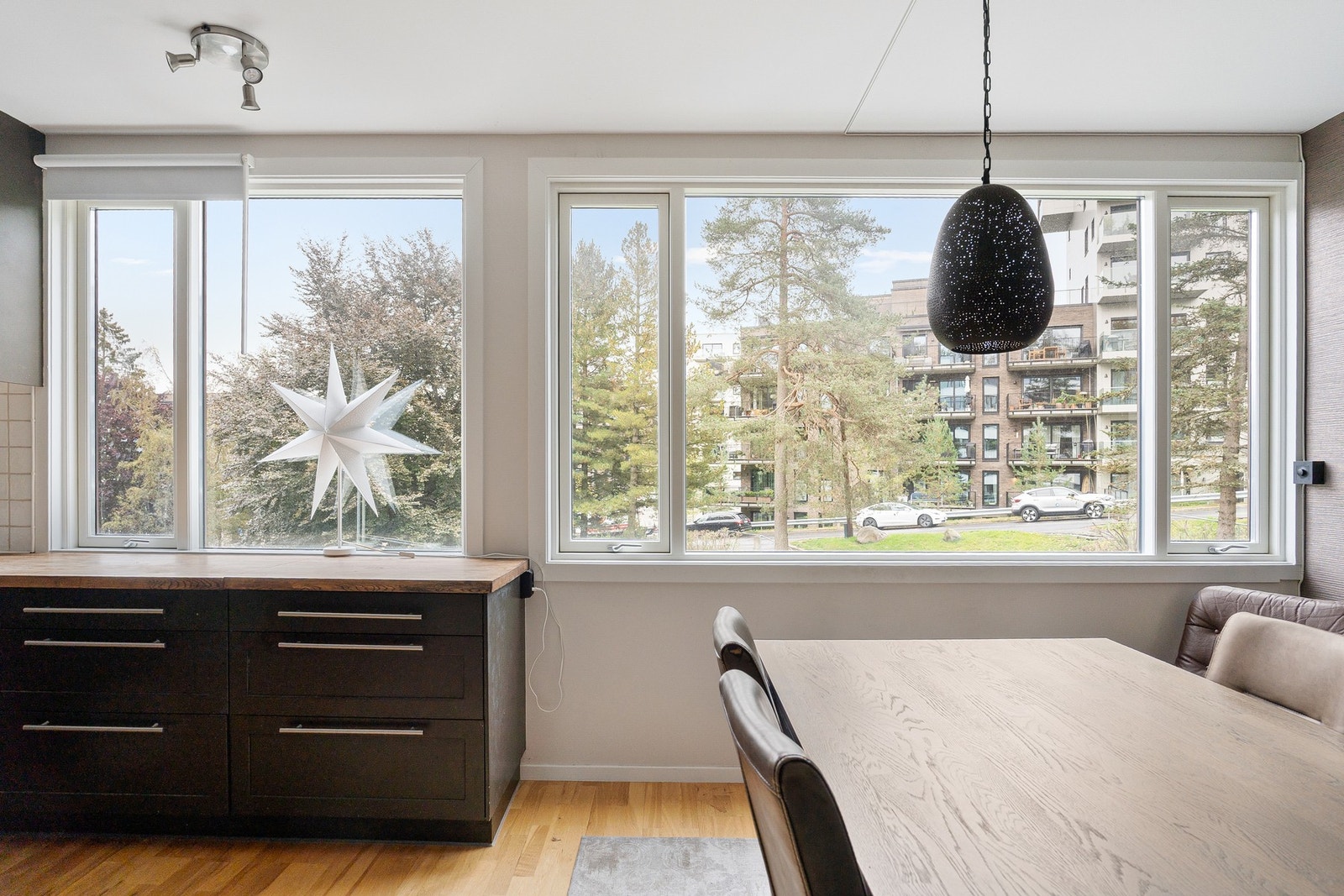 Utsikt fra leiligheten mot Holmenkollen og grøntarealer. Galleribilde