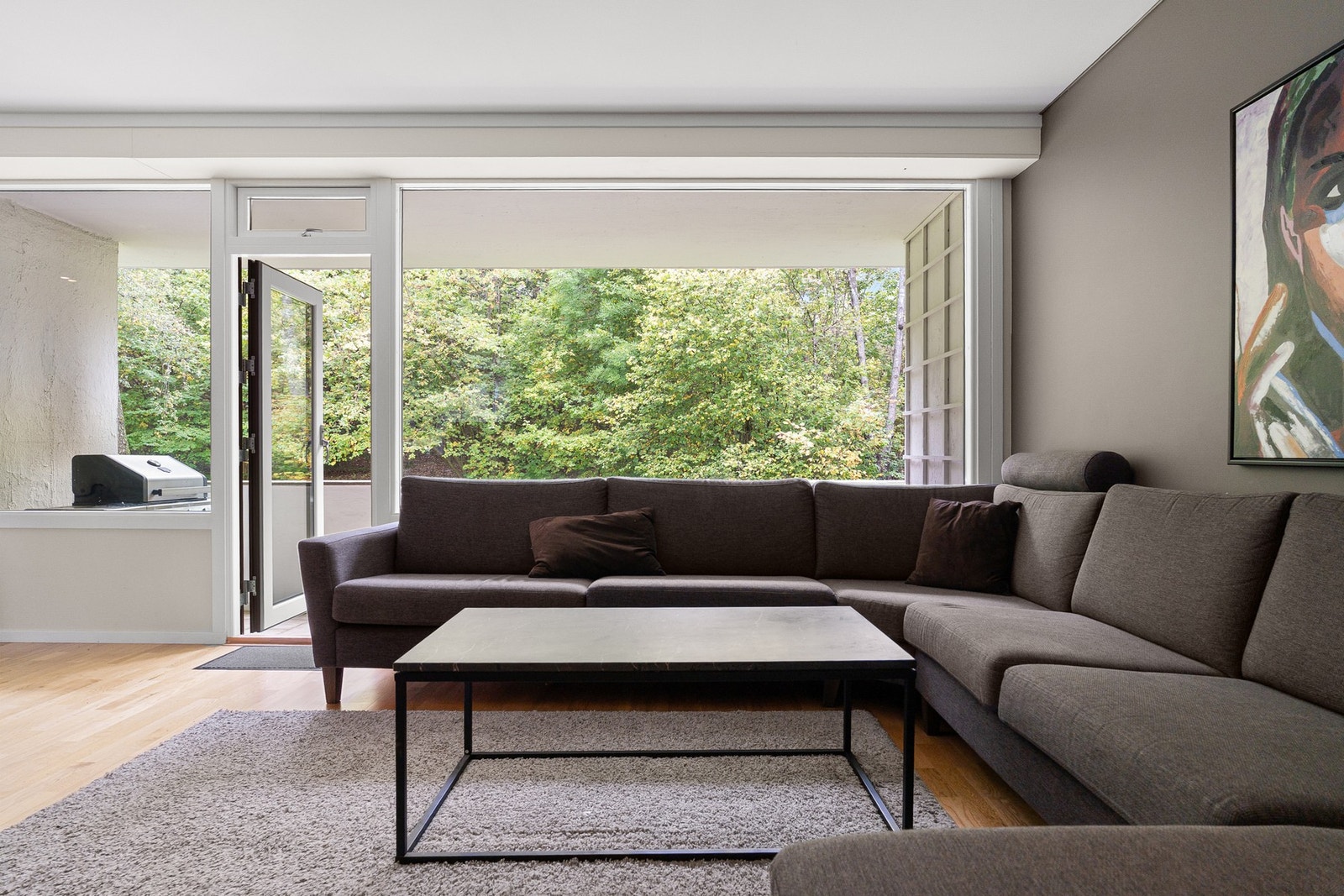 Fra stuen er det utgang til en vestvendt balkong på ca. 12 kvm. Grilling med kullgrill er forbudt på balkongene. Galleribilde