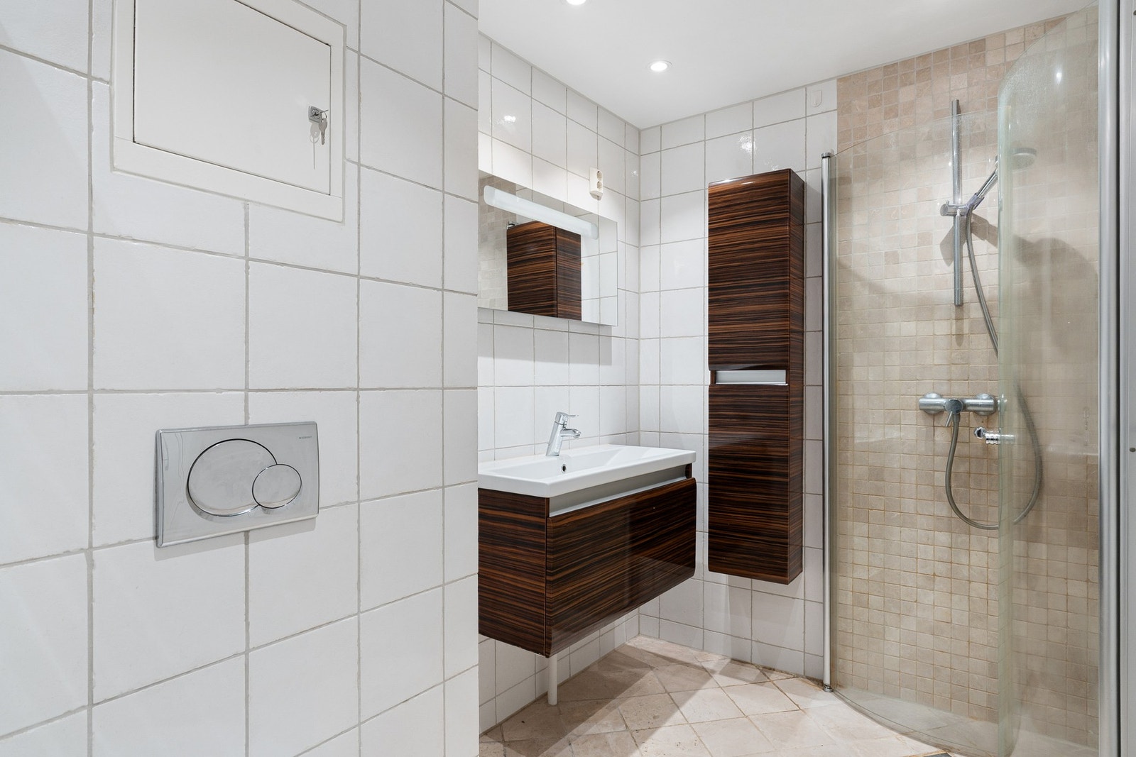 Delikat flislagt baderom fra 2007 med gulvvarme. Galleribilde