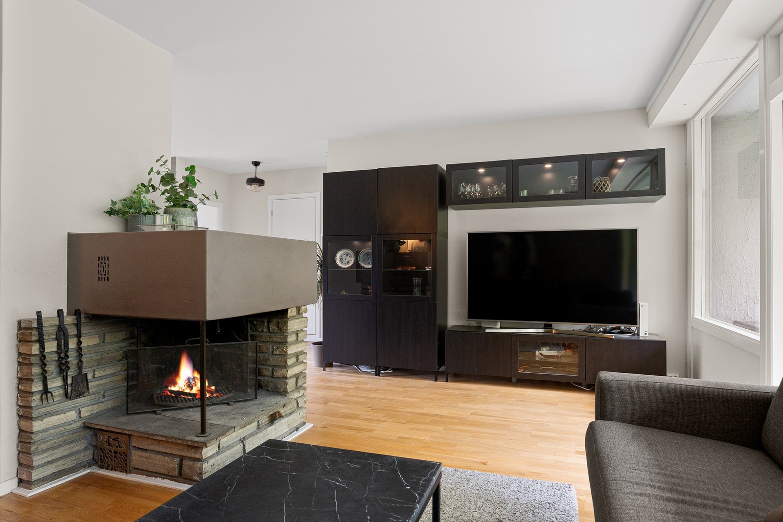 Stuen er utstyrt med en flott, åpen peis av mur som skaper en lun atmosfære. Galleribilde