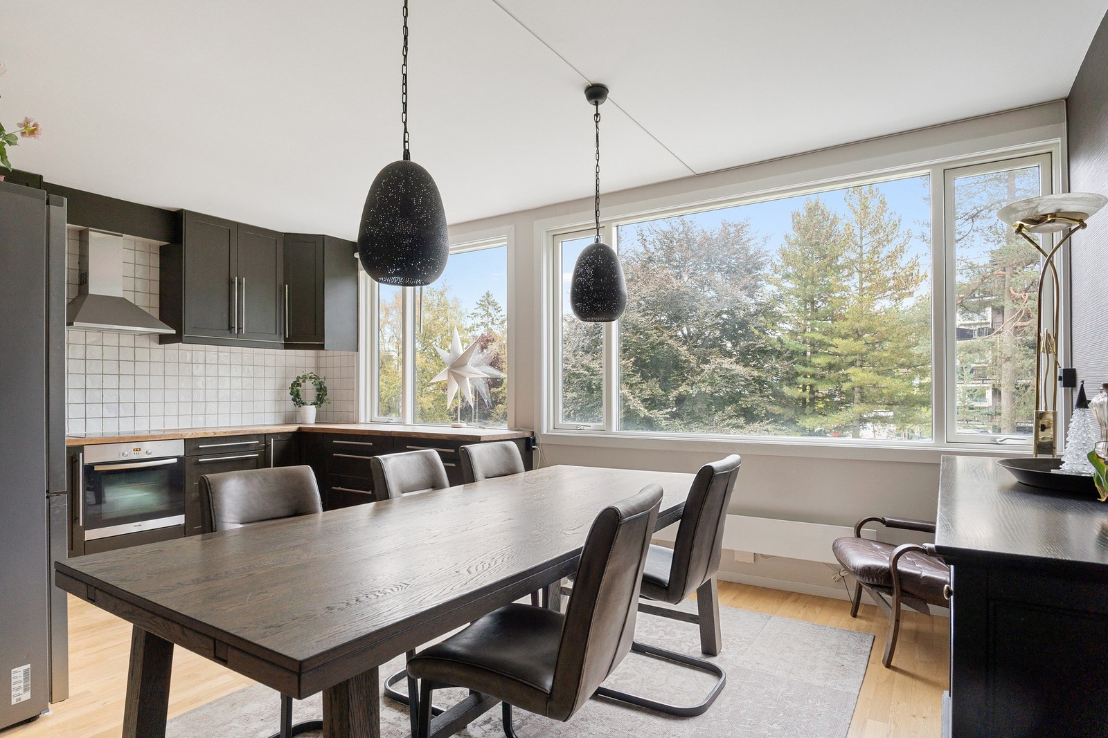 Her er det god plass til spisebord hvor du kan invitere venner og familie til hyggelige sammenkomster. Galleribilde