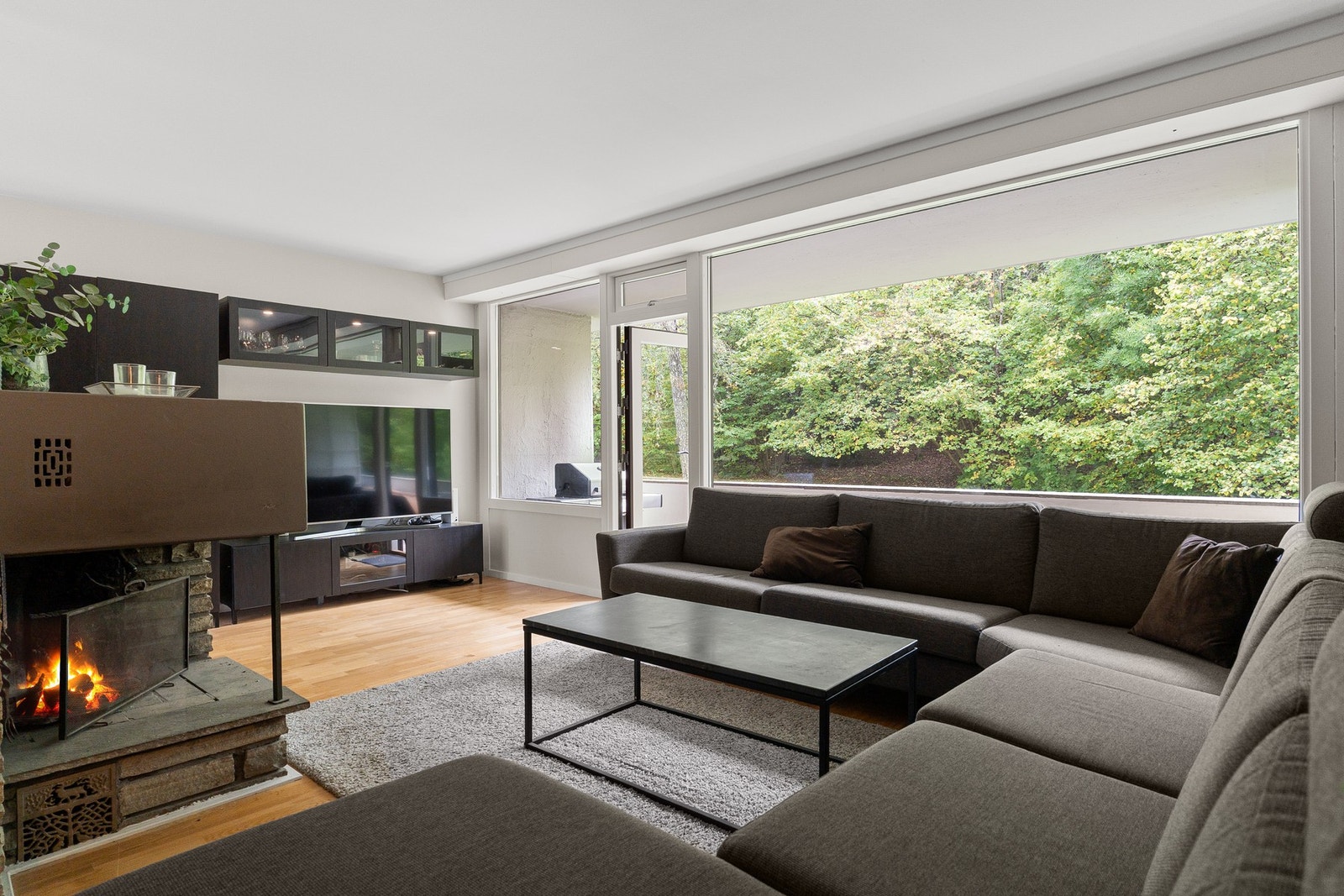 En lys og innbydende stue med god plass til stor sofagruppe med tilhørende møblement.. Galleribilde