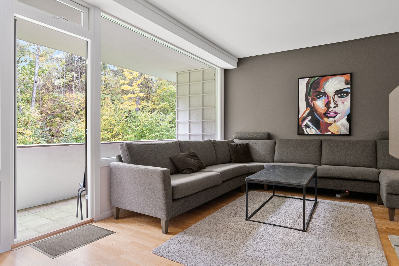 Stuen er utstyrt med store vindusflater som bidrar til rikelig med naturlig lysinnslipp. Galleribilde