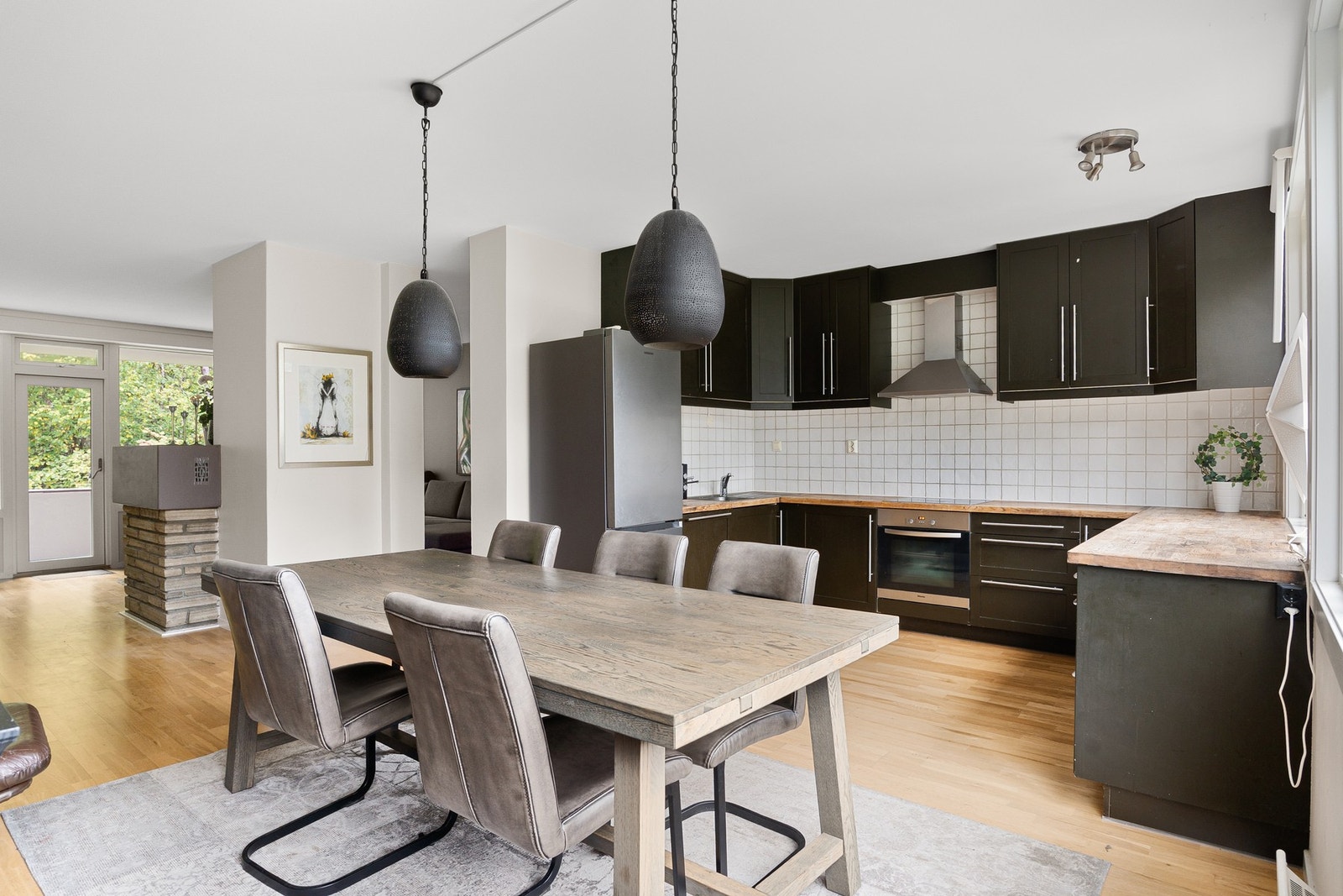 Kjøkkenet er i åpen løsning mot spiseplass/ stue. Galleribilde