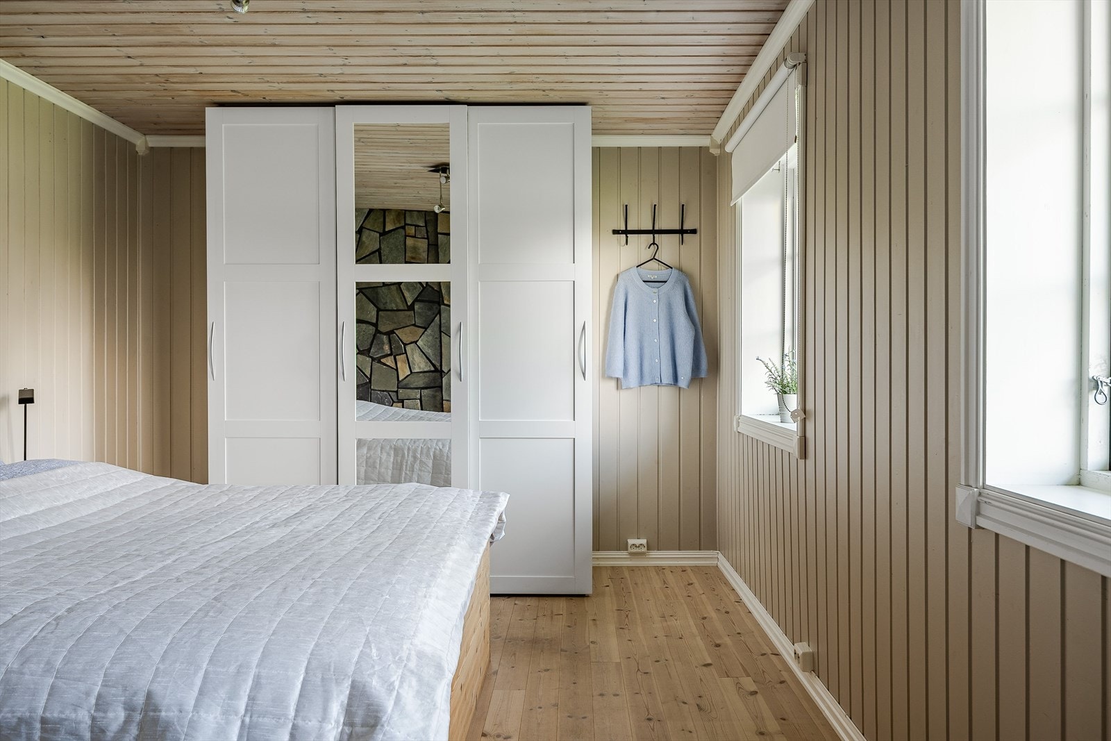 Rommet er i byggetegninger definert som hobby. Det er ikke kjent med at det er søkt om bruksendring for nevnte areal/rom. Rommet er derfor ikke godkjent for varig opphold (boligens hoveddel), men er likevel inntatt som areal i tilstandsrapport. Galleribilde