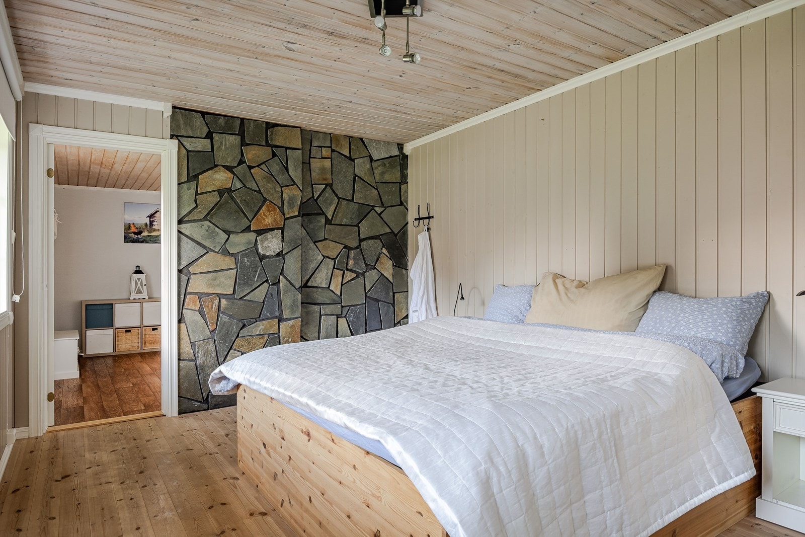 Rommet er i byggetegninger definert som hobby. Det er ikke kjent med at det er søkt om bruksendring for nevnte areal/rom. Rommet er derfor ikke godkjent for varig opphold (boligens hoveddel), men er likevel inntatt som areal i tilstandsrapport. Galleribilde