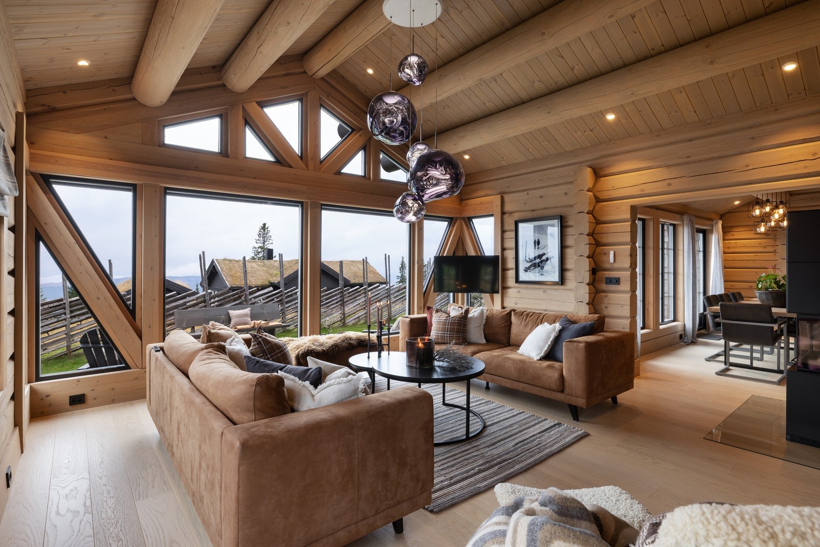 Rommets fantastiske takhøyde og de store, vinklede vinduene gir en luftig atmosfære Galleribilde