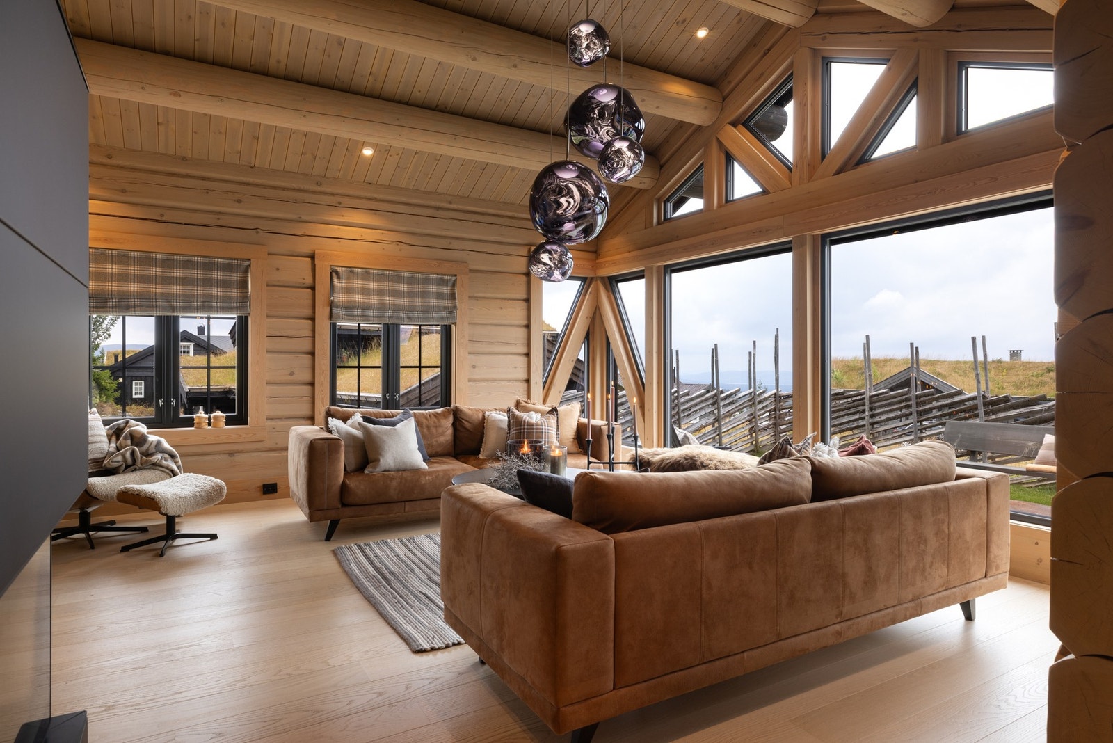 Stuen gir umiddelbart assosiasjoner til luksuriøse høyfjellshotell, og innbyr til total rekreasjon og lun hygge med familie og gjester. Galleribilde