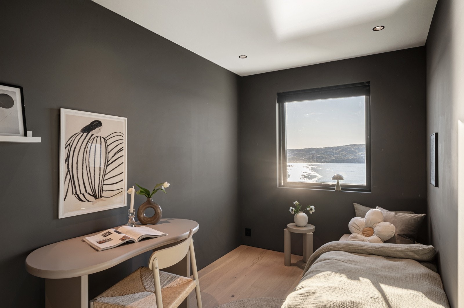 Rommet har god plass til seng, kontorpult og diverse soveromsinnredning Galleribilde