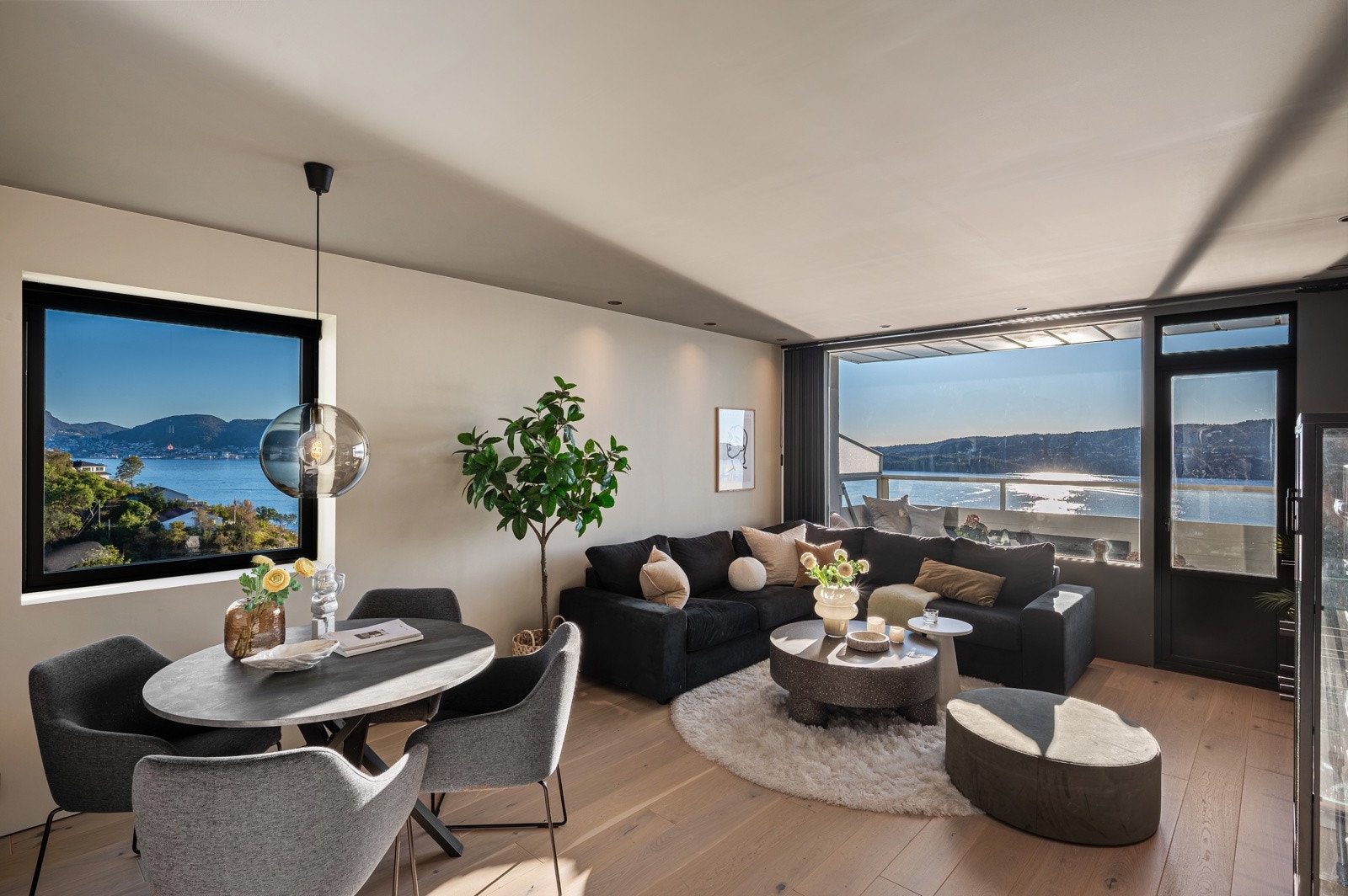 Her får du en lekker leilighet med et moderne uttrykk, nydelig utsikt og fantastiske solforhold Galleribilde