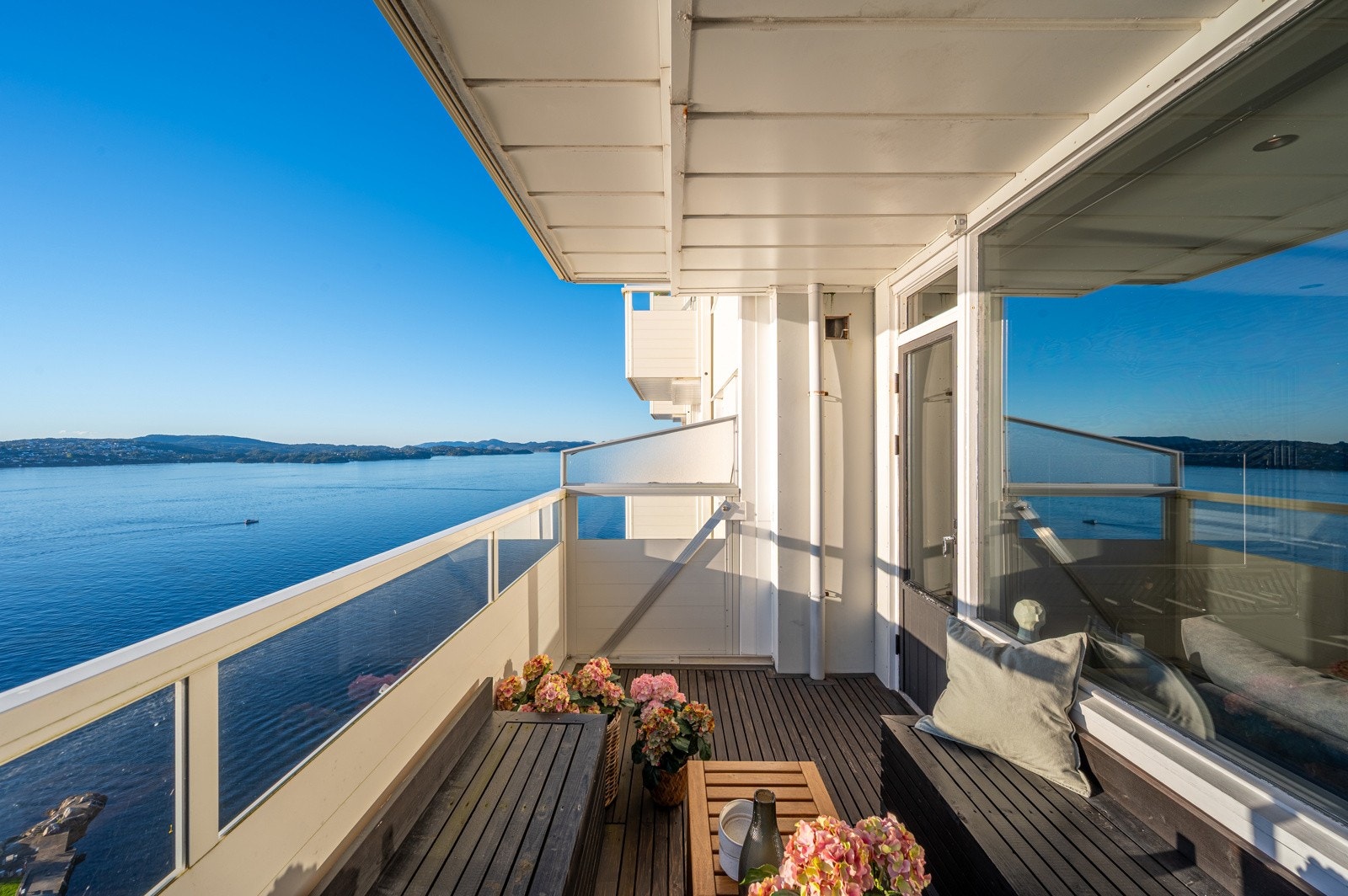 Lekre plassbygde møbler skaper en hyggelig sittegruppe Galleribilde