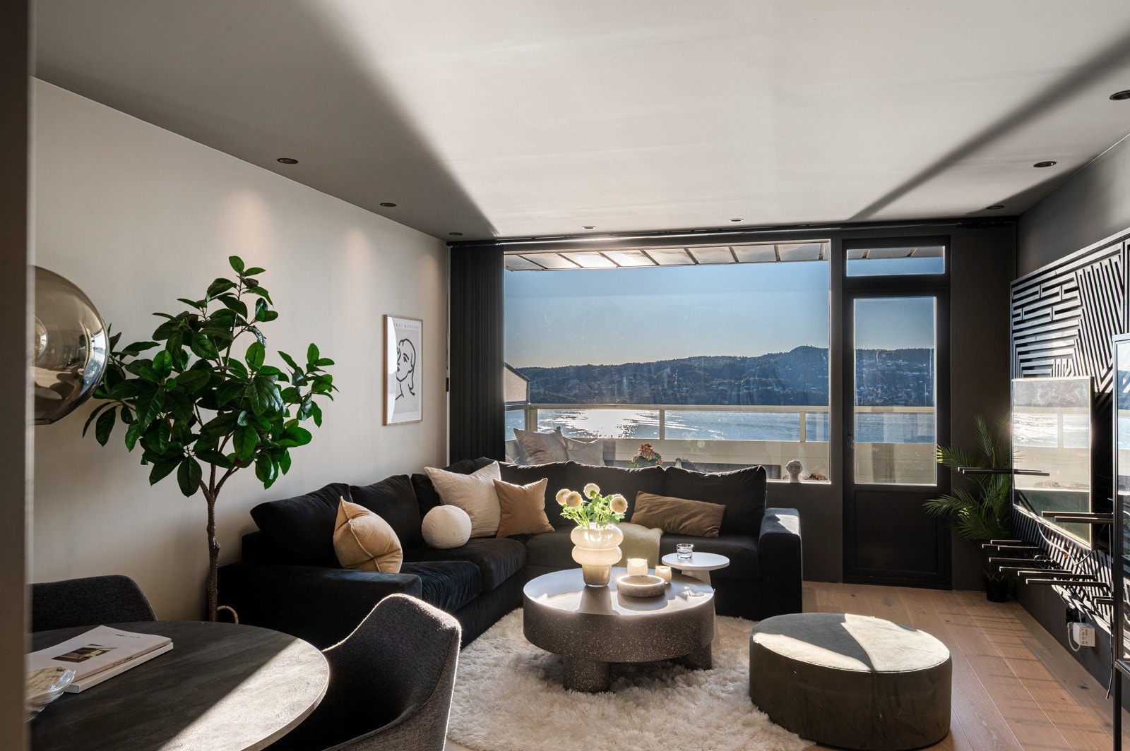 Den romslige stuen gir et sosialt allrom Galleribilde