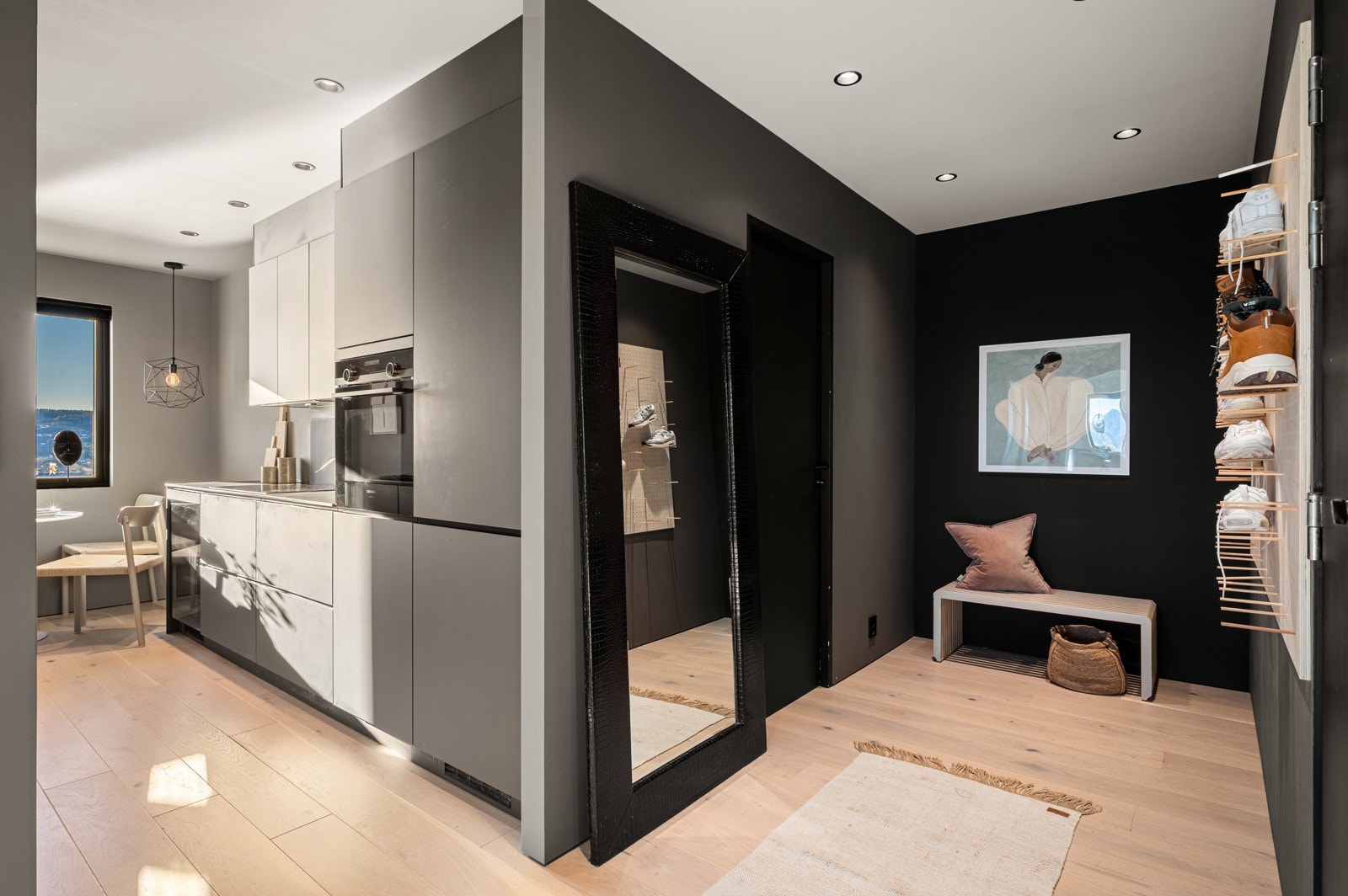 Leiligheten har gjennomgående gulv, og downlights i alle rom Galleribilde