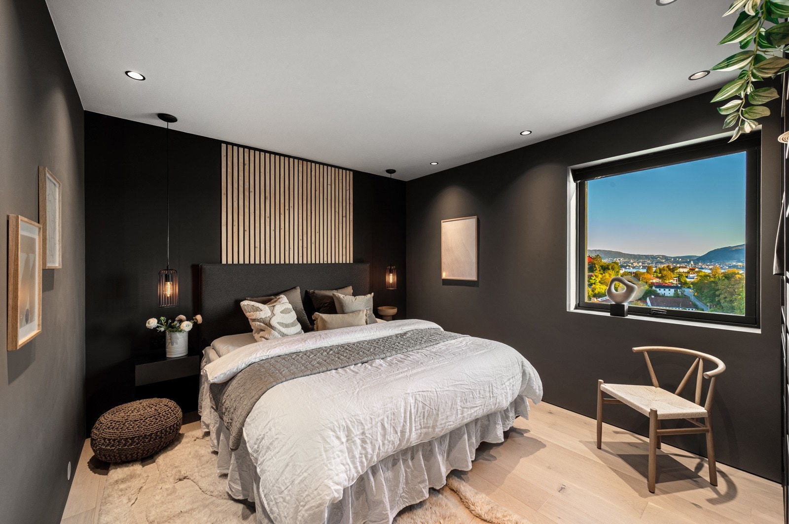 I likhet med resten av leiligheten fremstår rommet moderne med høy standard Galleribilde