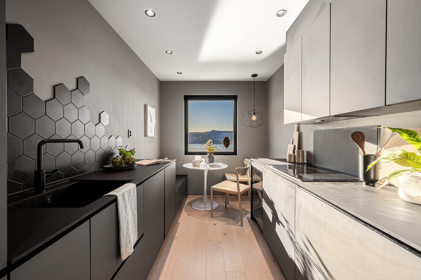 Pen kjøkkeninnredning med glatte fronter og laminert benkeplate Galleribilde