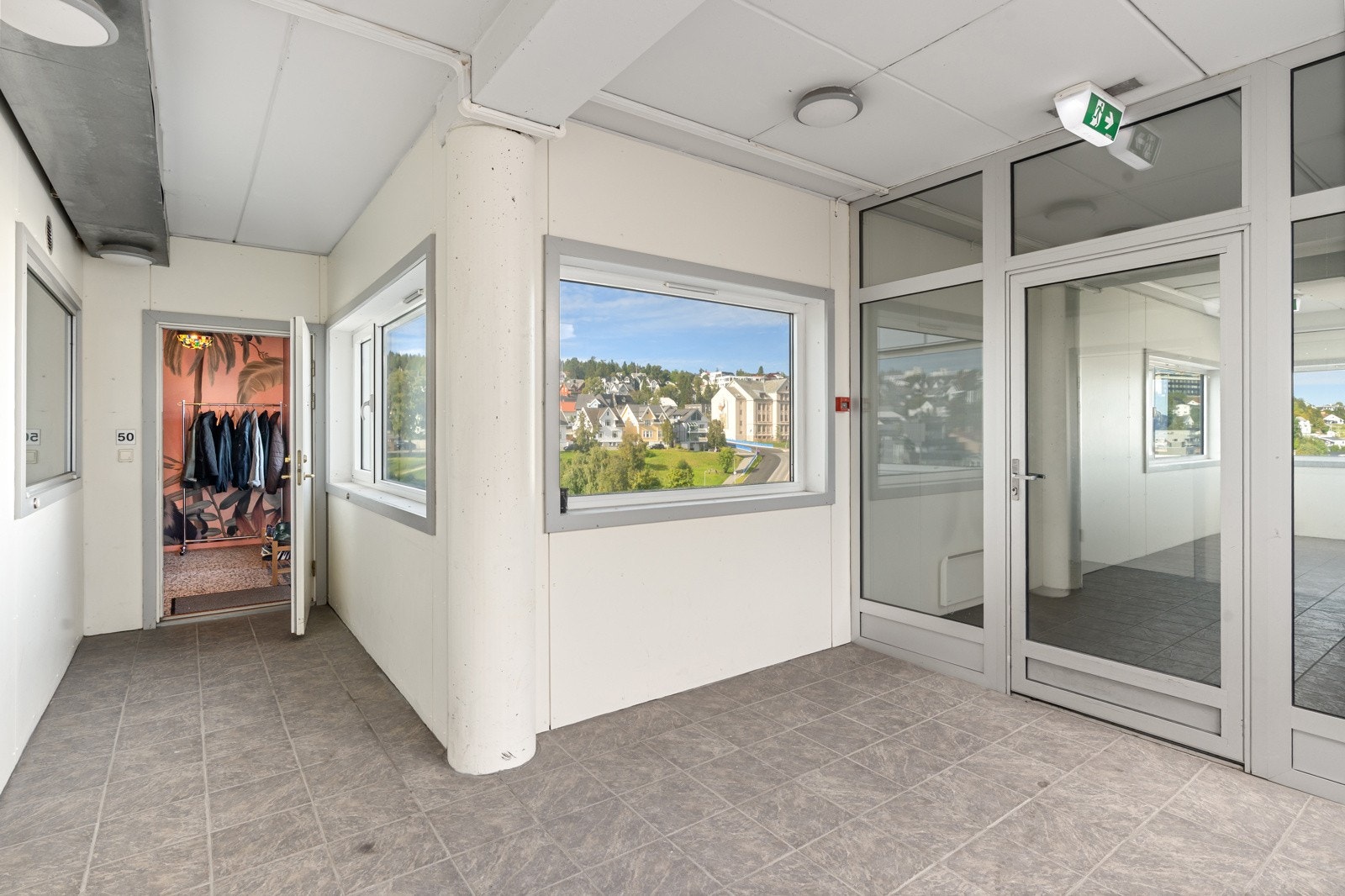 Leiligheten ligger i 10.etasje og har enkel adkomst via heis.