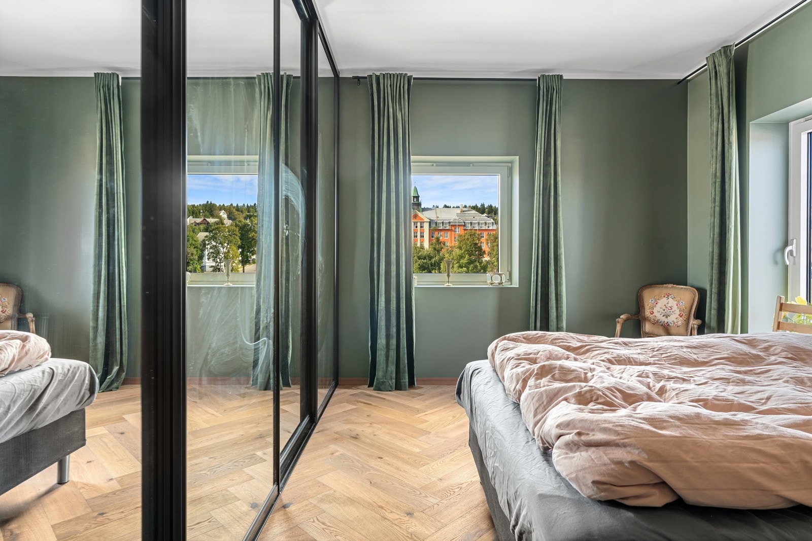 Her er det etablert stor skyvedørsgarderobe med speil.