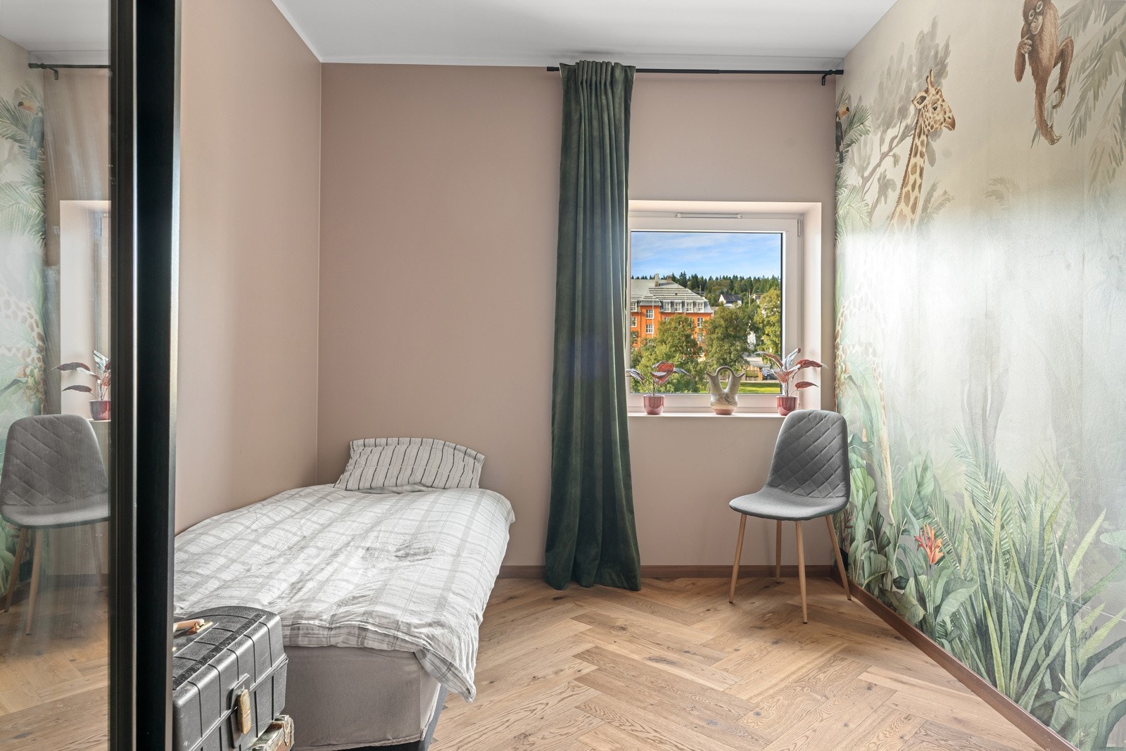 Soverom 2 har også plass til dobbeltseng og kan fint brukes som gjesterom.