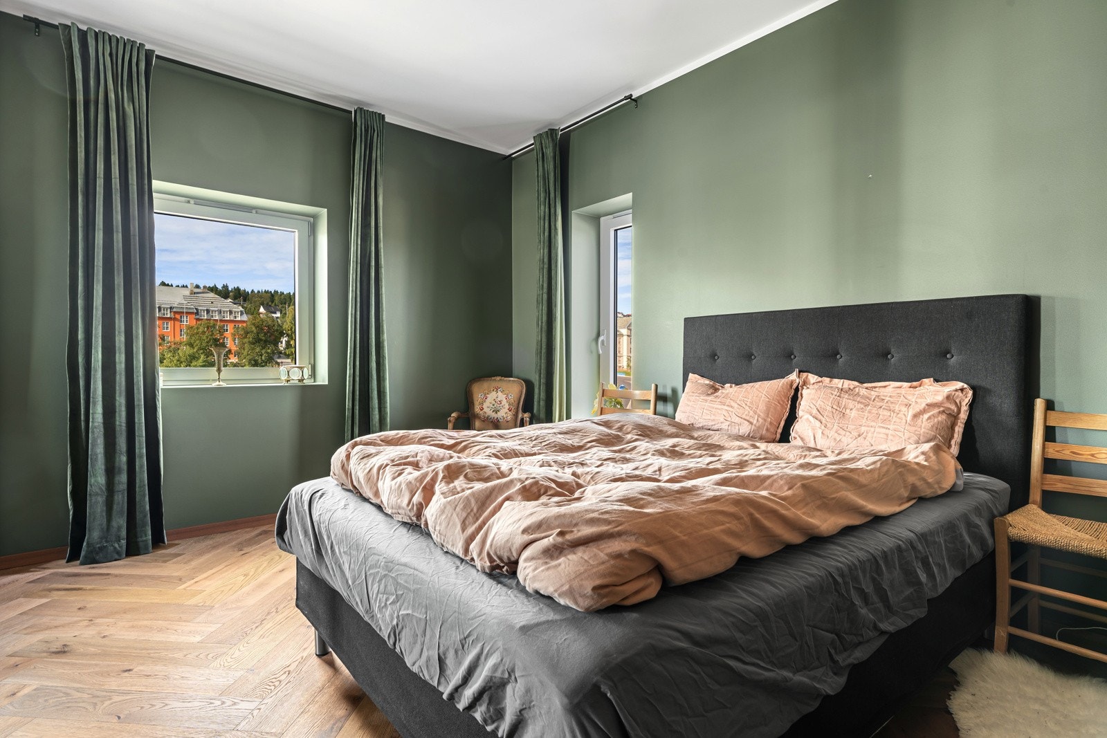 Hovedsoverommet er romslig og har plass til dobbeltseng med tilhørende nattbord.