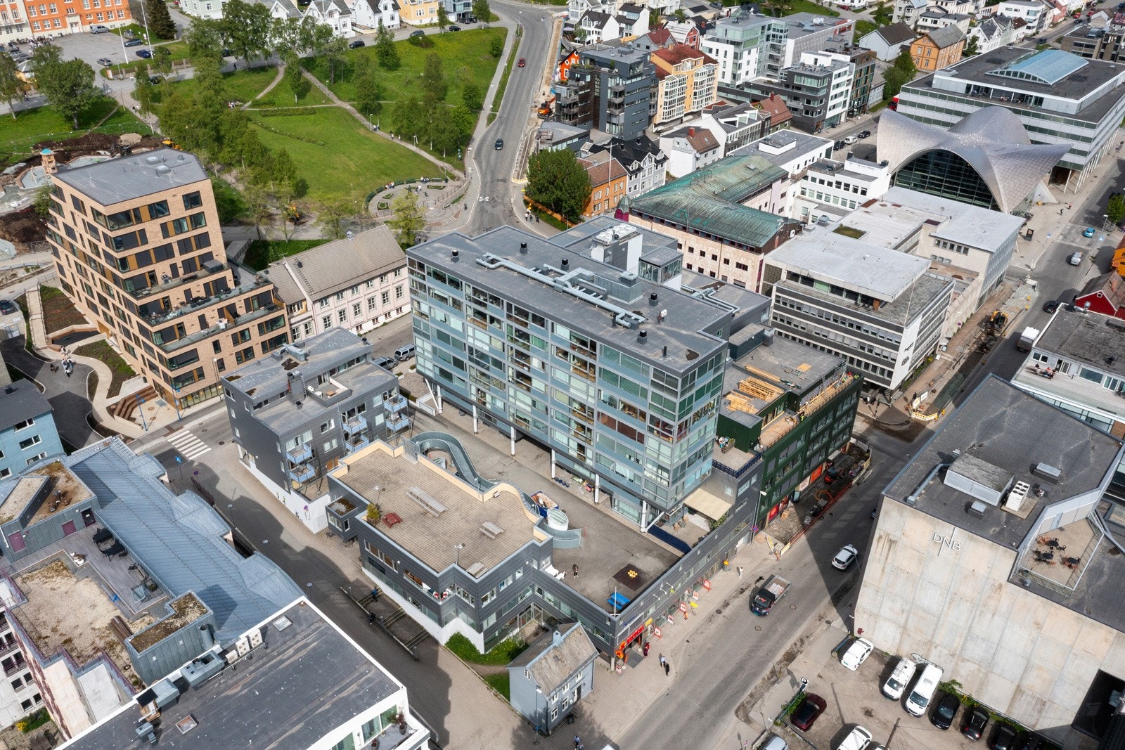 Kino og bibliotek et steinkast unna.