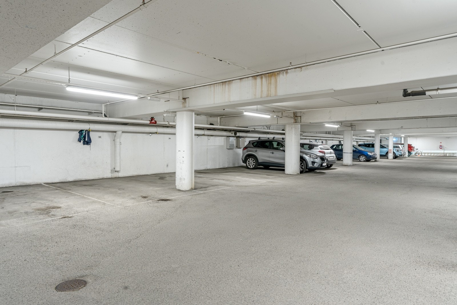Parkeringsplass i lukket garasjeanlegg.
